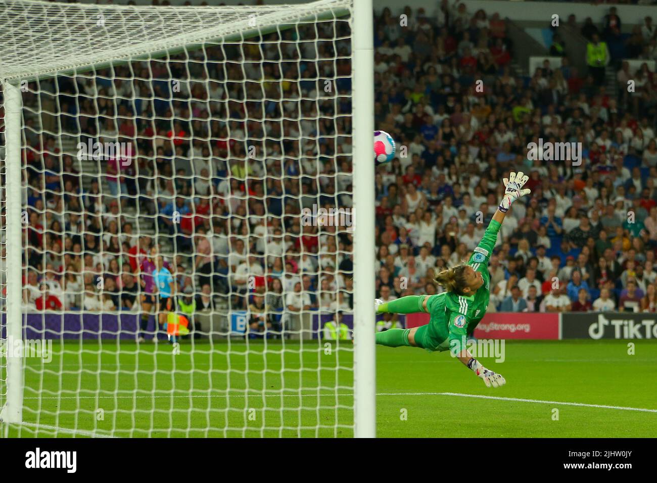 Brighton, Großbritannien. 20.. Juli 2022, 20.. Juli 2022, American Express Community Stadium, Brighton, Sussex, England: Frauen Internationaler Fußball, Viertelfinale, England gegen Spanien: Torhüterin Sandra Panos aus Spanien kann den Schuss von Georgia Stanway aus England, der in der 95.. Minute für 2:1 Punkte erzielt, nicht verhindern. Kredit: Aktion Plus Sport Bilder/Alamy Live Nachrichten Stockfoto