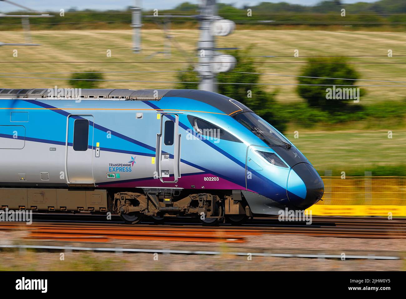 Die British Rail Class 802 Azuma Train 802203, die von TransPennine Express betrieben wird, durchquert Colton Junction bei York Stockfoto