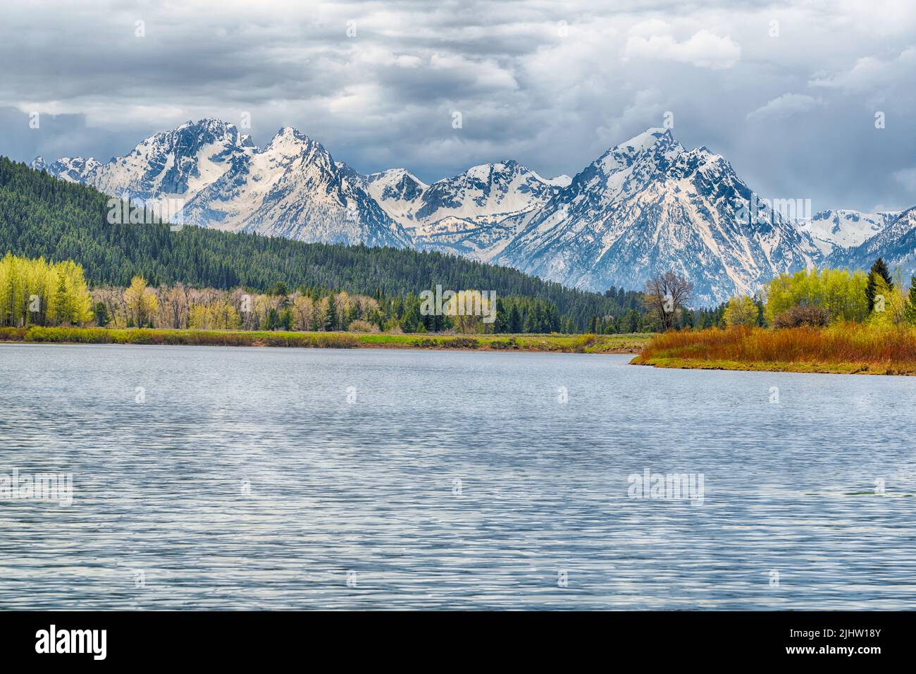 Bedrohliche Wolken am Oxbow Bend entlang des Snake River im Grand Teton National Park, Wyoming Stockfoto