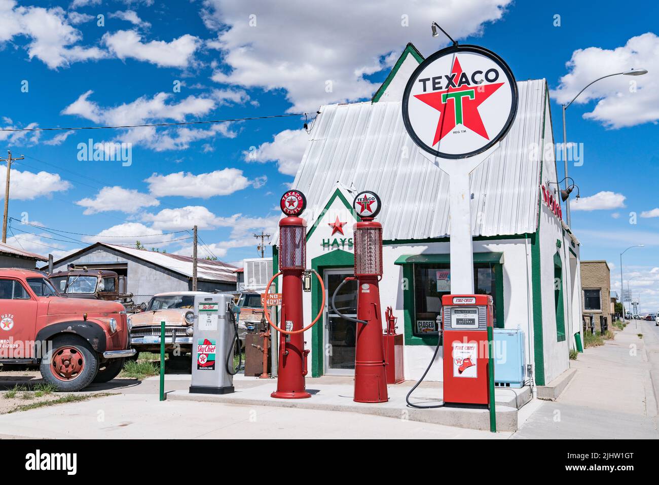 Rawlins, WY - 2. Juni 2022: Alte Texaco-Tankstelle entlang der Autobahn in Rawlins, Wyoming Stockfoto