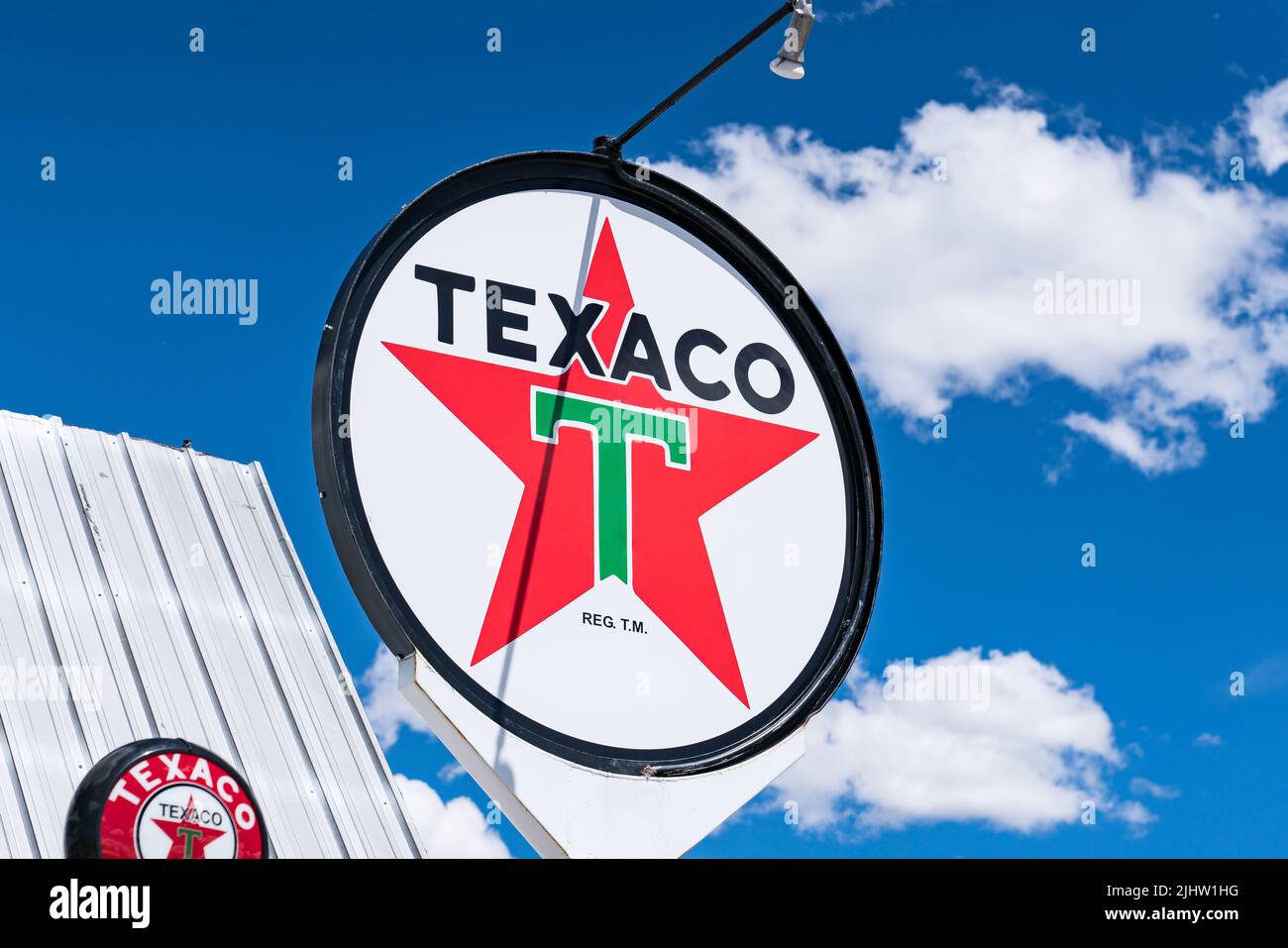 Rawlins, WY - 2. Juni 2022: Altes Texaco-Tankstellenschild entlang der Autobahn in Rawlins, Wyoming Stockfoto