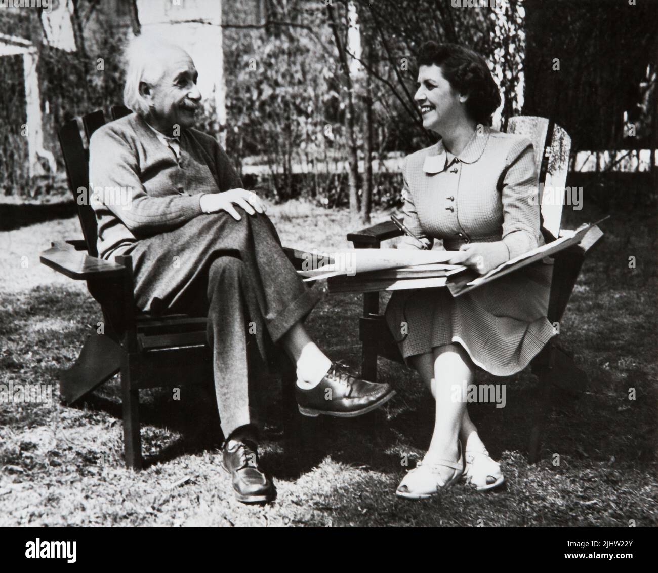 Einstein sitzt mit dem Zensus-Taker in seinem Haus in Princeton NJ Stockfoto