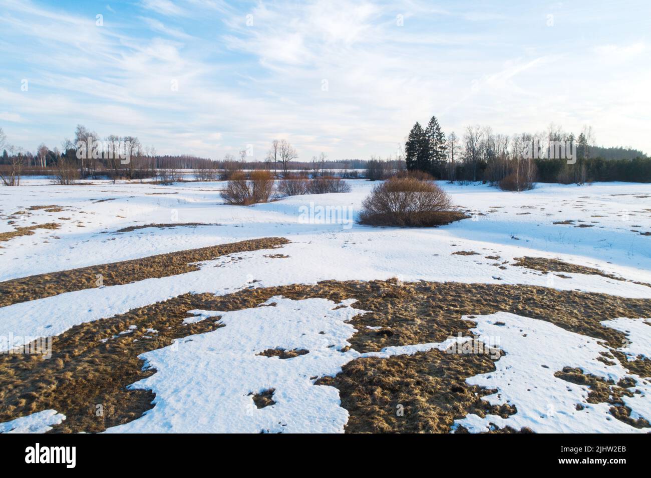 Eine Landschaft mit Schnee und Eis, die an einem frühen Frühlingstag in Estland, Nordeuropa, auf einer Wiese schmelzen Stockfoto