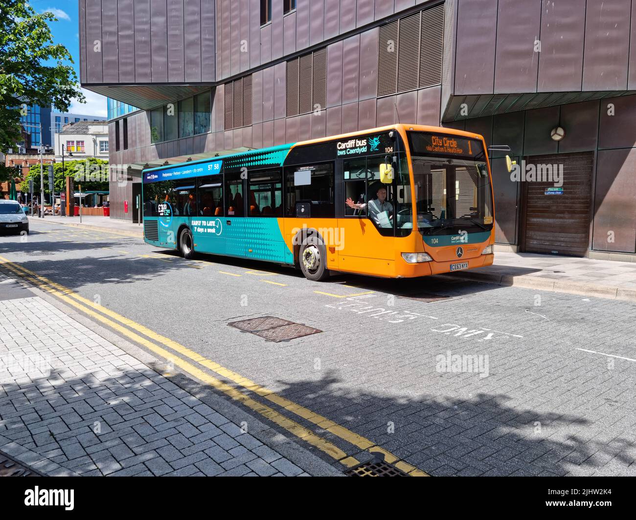 Cardiff, Wales - Mai 2022: Cardiff City Centre Mercedes Citaro Bus betrieben von Cardiff Bus, bws Caerdydd Stockfoto