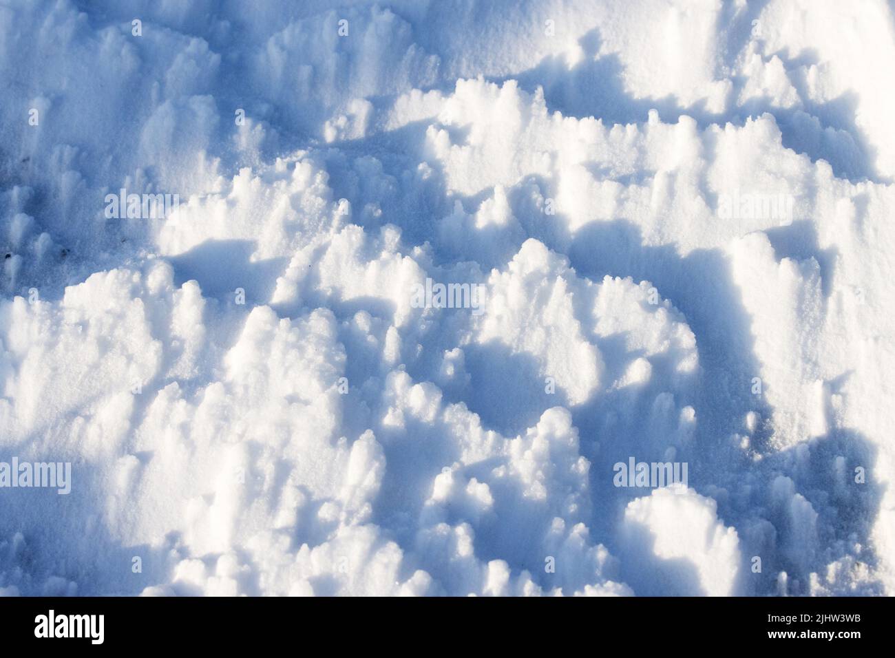 Nahaufnahme eines Schneemusters nach Schneesturm in Estland, Nordeuropa Stockfoto