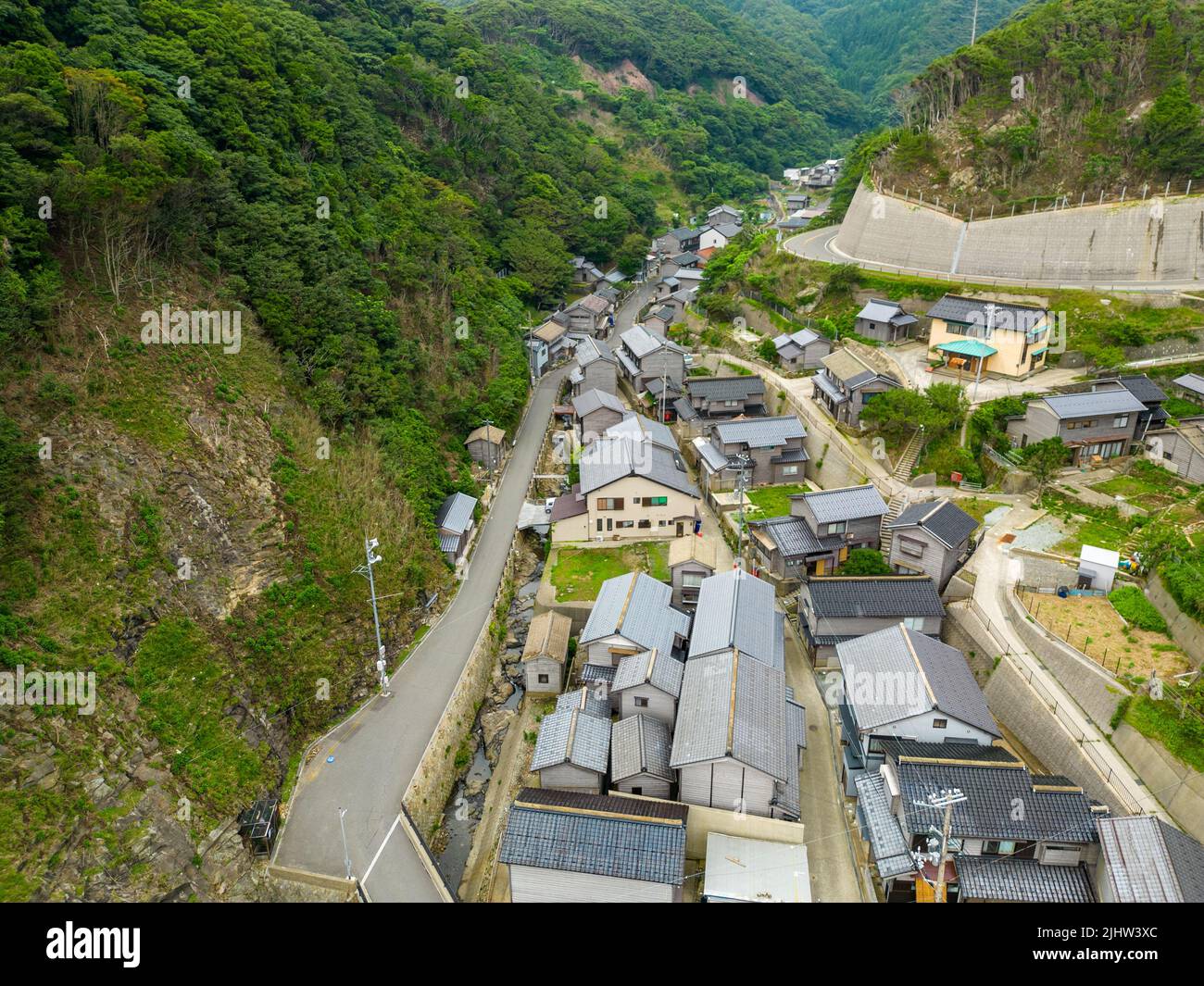 Luftaufnahme eines kleinen japanischen Dorfes in einem engen Tal Stockfoto