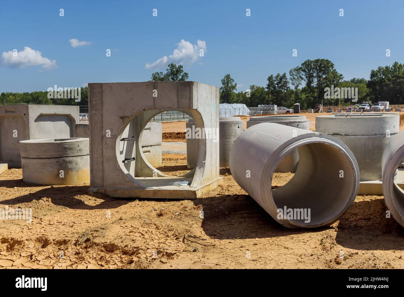 Große Zement-Abwasserleitungen für Industriegebäude wurden mit Betonrohren zum Bau von Entwässerungssystemen ausgestattet Stockfoto