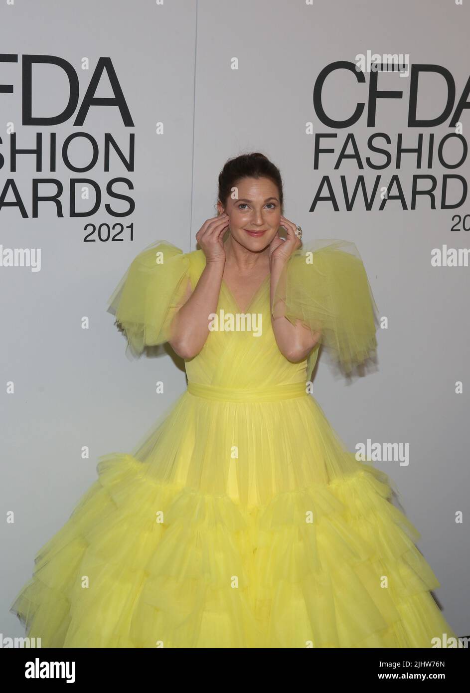 DIE CFDA Fashion Awards 2021, veranstaltet von Emily Blunt, ehren Zendaya, Anya Taylor-Joy, Dapper Dan, Aurora James Rebecca Goodstein, Nina Garcia, Sara Schiff und Yeohlee am POOL + THE GRILL mit: Drew Barrymore wo: New York, New York, USA Wann: 11 Nov 2021 Credit: Derrick Salters/WENN Stockfoto