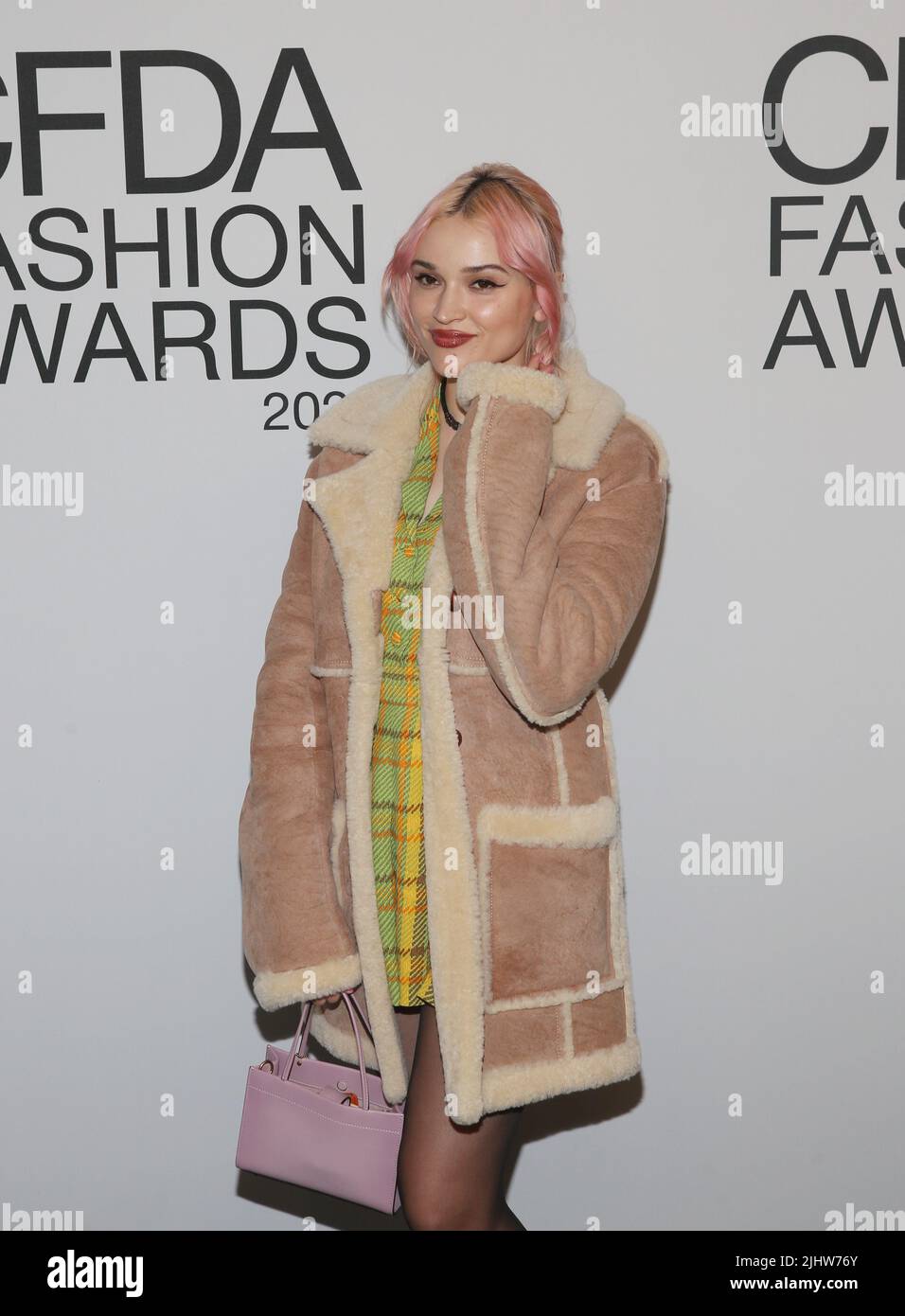 DIE CFDA Fashion Awards 2021, veranstaltet von Emily Blunt, ehren Zendaya, Anya Taylor-Joy, Dapper Dan, Aurora James Rebecca Goodstein, Nina Garcia, Sara Schiff und Yeohlee am POOL + THE GRILL Featuring: Lolo Zouai wo: New York, New York, USA Wann: 11 Nov 2021 Credit: Derrick Salters/WENN Stockfoto