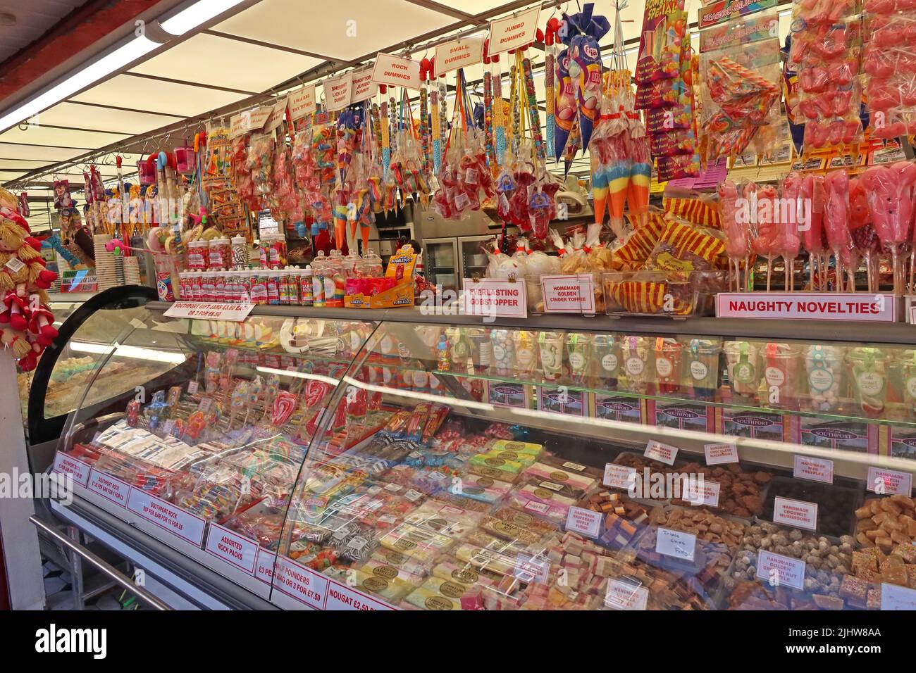 Rock-Bars in einem Southport Seaside Rock Shop, Sefton, Merseyside, Lancashire, England, UK, PR8 Stockfoto