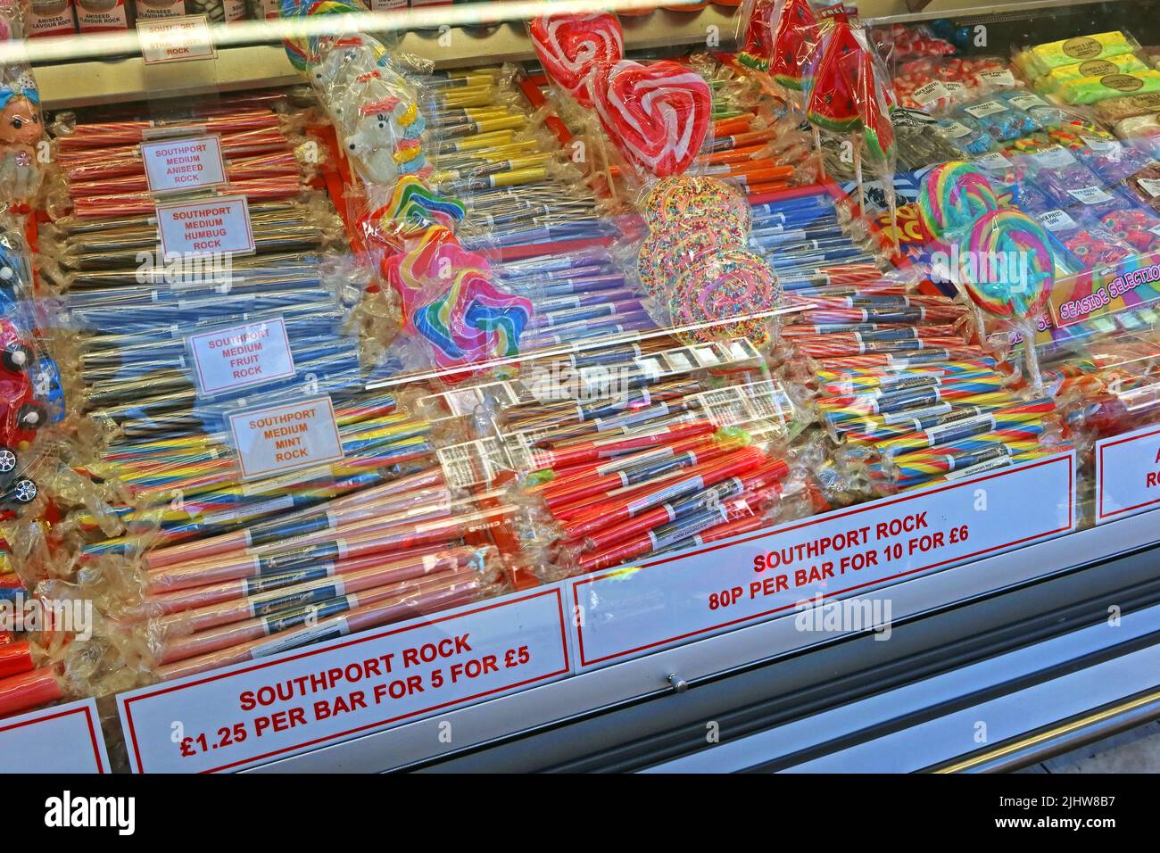 Rock-Bars in einem Southport Seaside Rock Shop, Sefton, Merseyside, Lancashire, England, UK, PR8 Stockfoto