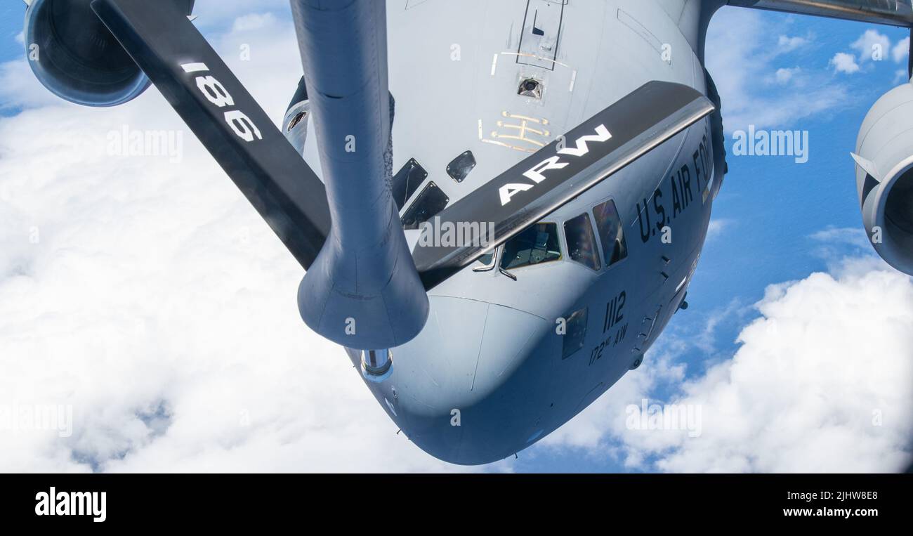 Ein KC-135 Stratotanker vom 186. Air Betanking Wing, Meridian, Mississippi, führt die Luftbetankung eines C-17 Globemaster III vom 172. Airlift Wing, Jackson, Mississippi, über Hawaii, 13. Juli 2022 durch. Mitglieder der 183. Airlift Squadron, der 172. Maintenance Group und des 186. Air Betanking Wing Wing sind kürzlich aus Hawaii zurückgekehrt, nachdem sie an Schulungen teilgenommen hatten, die die erforderlichen Fähigkeiten zur Aufrechterhaltung des reibungslosen Laufens der globalen Mission des 172. Airlift Wings ausgenutzt hatten. Foto der US Air National Guard von Staff Sgt. Jared Bounds. Stockfoto