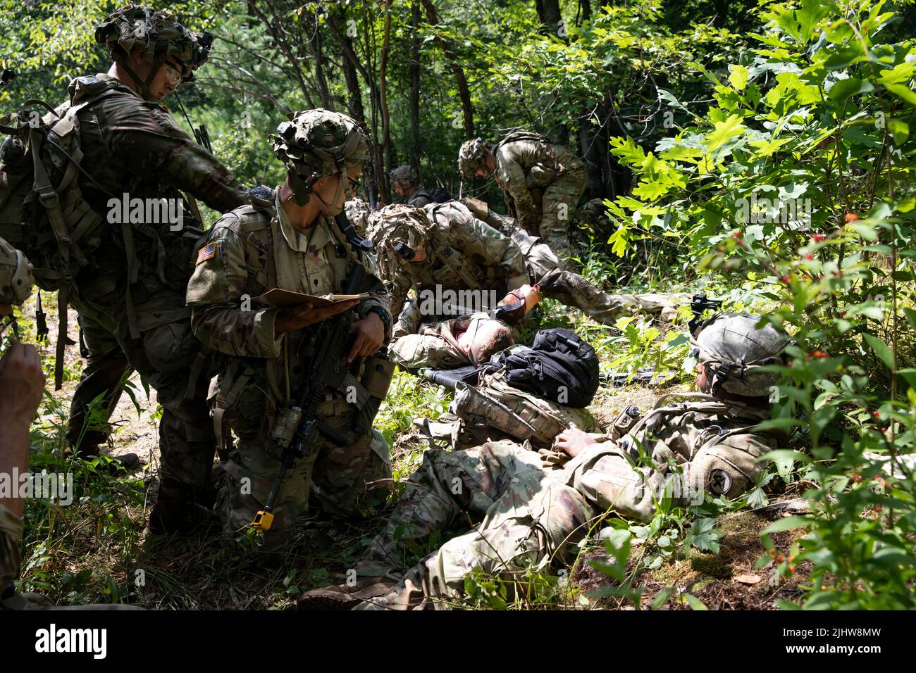 Soldaten der Nationalgarde der Massachusetts Army, die Charlie Company, 1. Bataillon, 181. Infanterie-Regiment, 44. Infanterie-Brigade-Kampfteam zugewiesen wurden, führen am 19. Juli 2022 bei der exportablen Kampftrainingsübung (XCTC) des IBCT 44. in Fort Drum, New York, Kampfhandlungen mit lebensrettenden Aufgaben durch. Mehr als 2.500 Soldaten nehmen an der Trainingsveranstaltung Teil, die es Brigadekampfteams ermöglicht, die geschulte Zugbereitschaft zu erreichen, die für Einsatz, Kampf und Sieg erforderlich ist. (USA Foto der Armee-Nationalgarde von Sgt. Bruce Daddis) Stockfoto