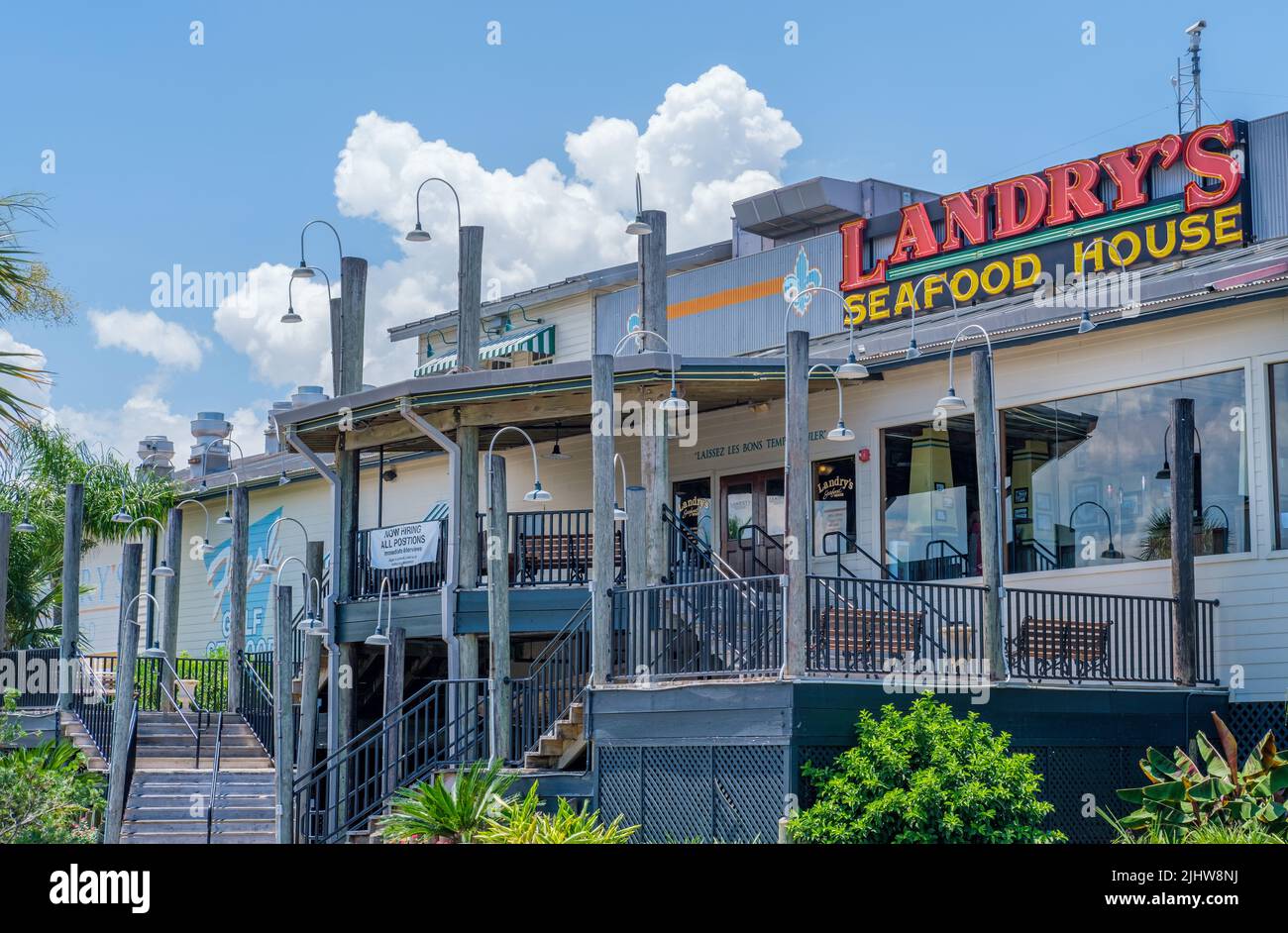 NEW ORLEANS, LA, USA - 17. JULI 2022: Eintritt zum Landry's Seafood House am Lake Pontchartrain Stockfoto