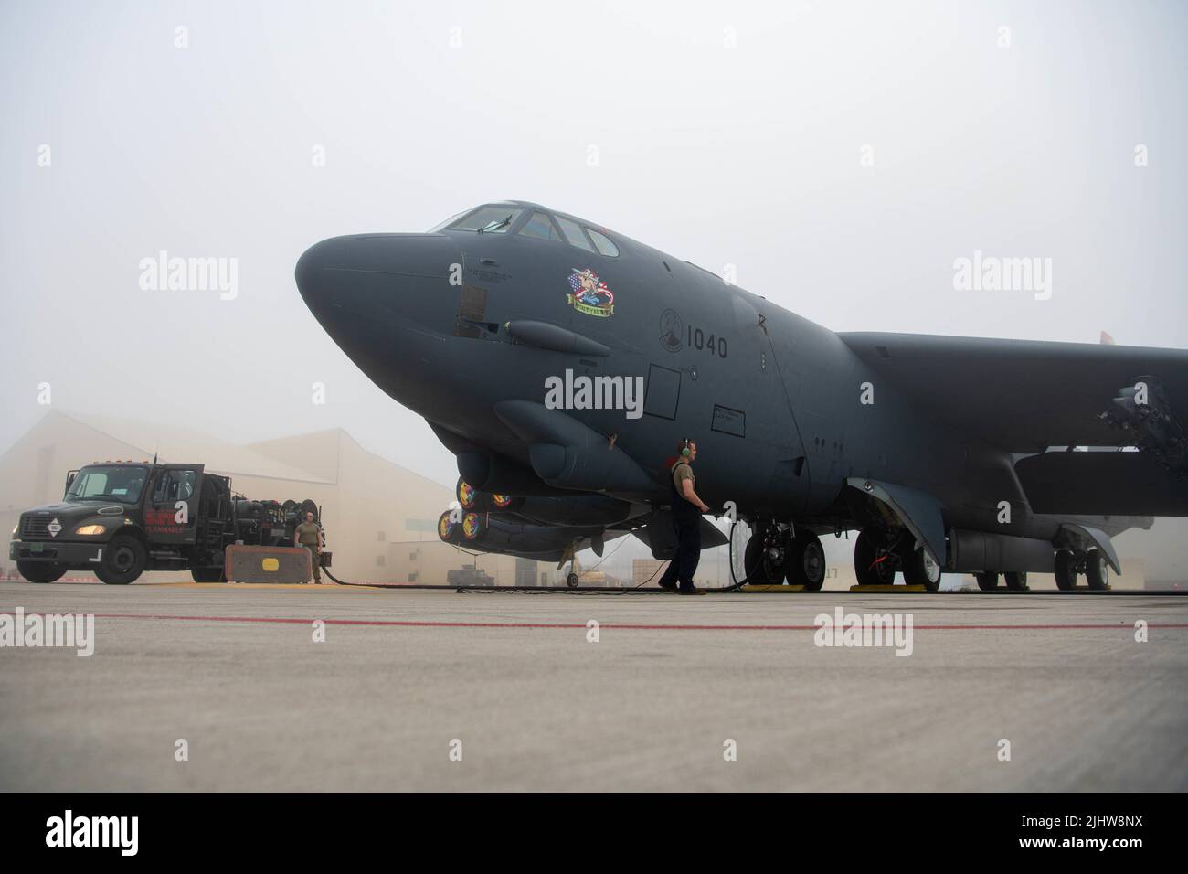 Eine B52H Stratofortress sitzt auf einer Fluglinie und bereitet sich auf den Flug auf der Minot Air Force Base, North Dakota, 15. Juli 2022 vor. Seit mehr als 60 Jahren ist der B52H das Rückgrat der strategischen Bombermacht. (USA Luftwaffe Foto von Airman 1. Klasse Alexander Nottingham) Stockfoto