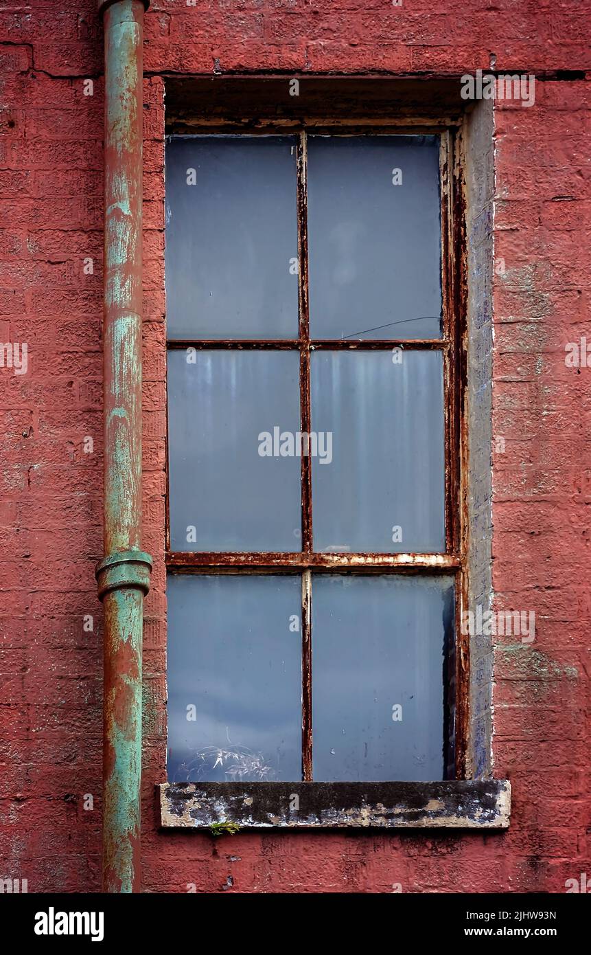 Ein altes Fenster ist auf der alten Mobile County Co-Op, 17. Juli 2022, in Grand Bay, Alabama, abgebildet. Stockfoto