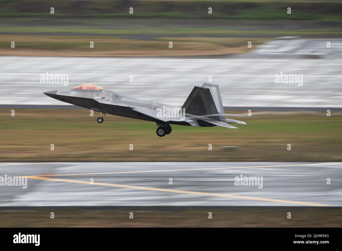 Ein dem 3. Wing zugewiesener US Air Force F-22 Raptor führt einen Trainingssortim über dem Joint Base Elmendorf-Richardson, Alaska, 19. Juli 2022 durch. In diesem Jahr jährt sich die F-22 zum 25.. Mal, dass sie Amerika und seinen Verbündeten konsequent die Luftüberlegenheit der fünften Generation bietet. (USA Luftwaffe Foto von Senior Airman Patrick Sullivan) Stockfoto