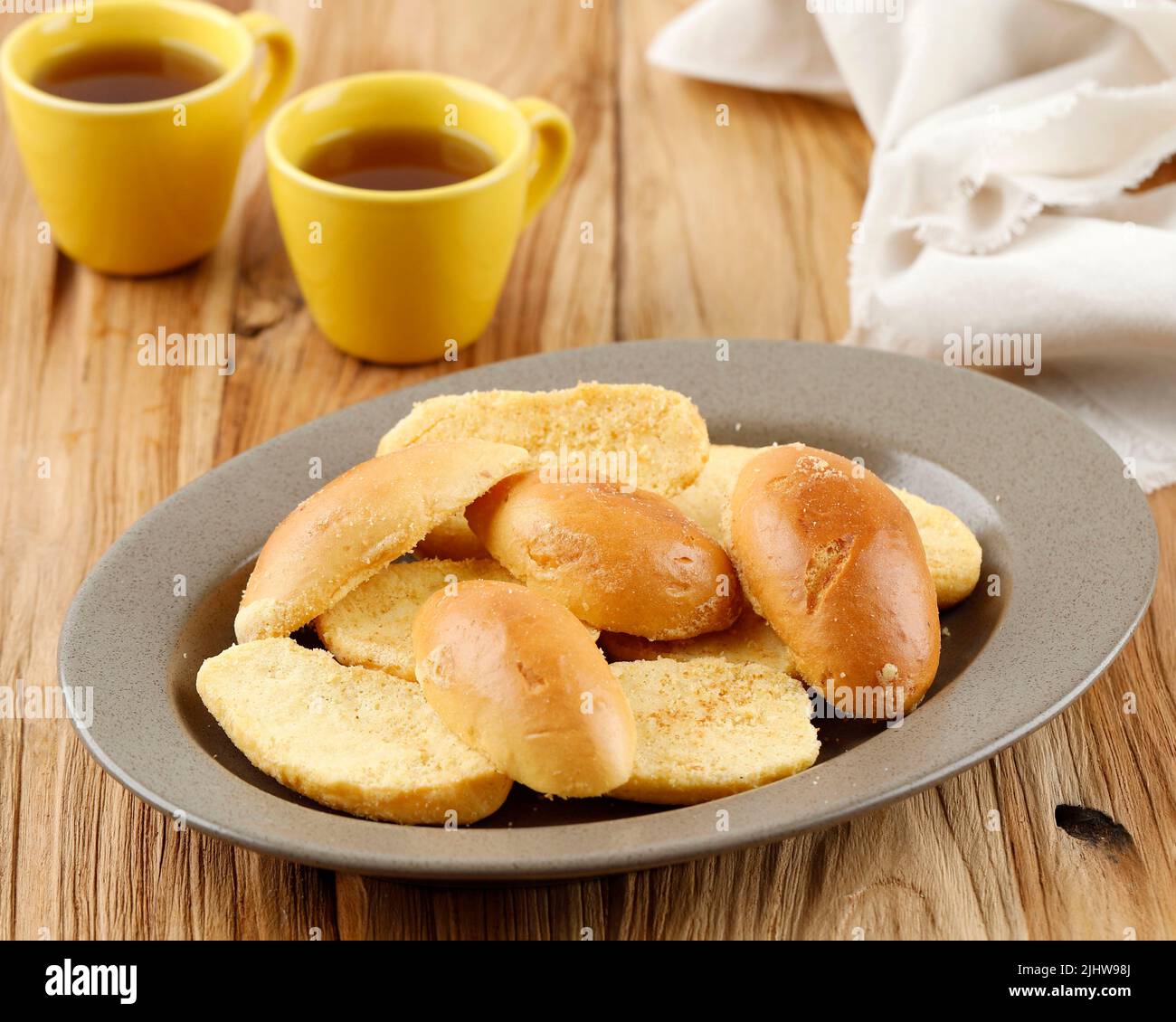 Roti Bagelen, getrocknetes Brot mit Sugar Sprinkle, serviert auf einem Holztisch Stockfoto