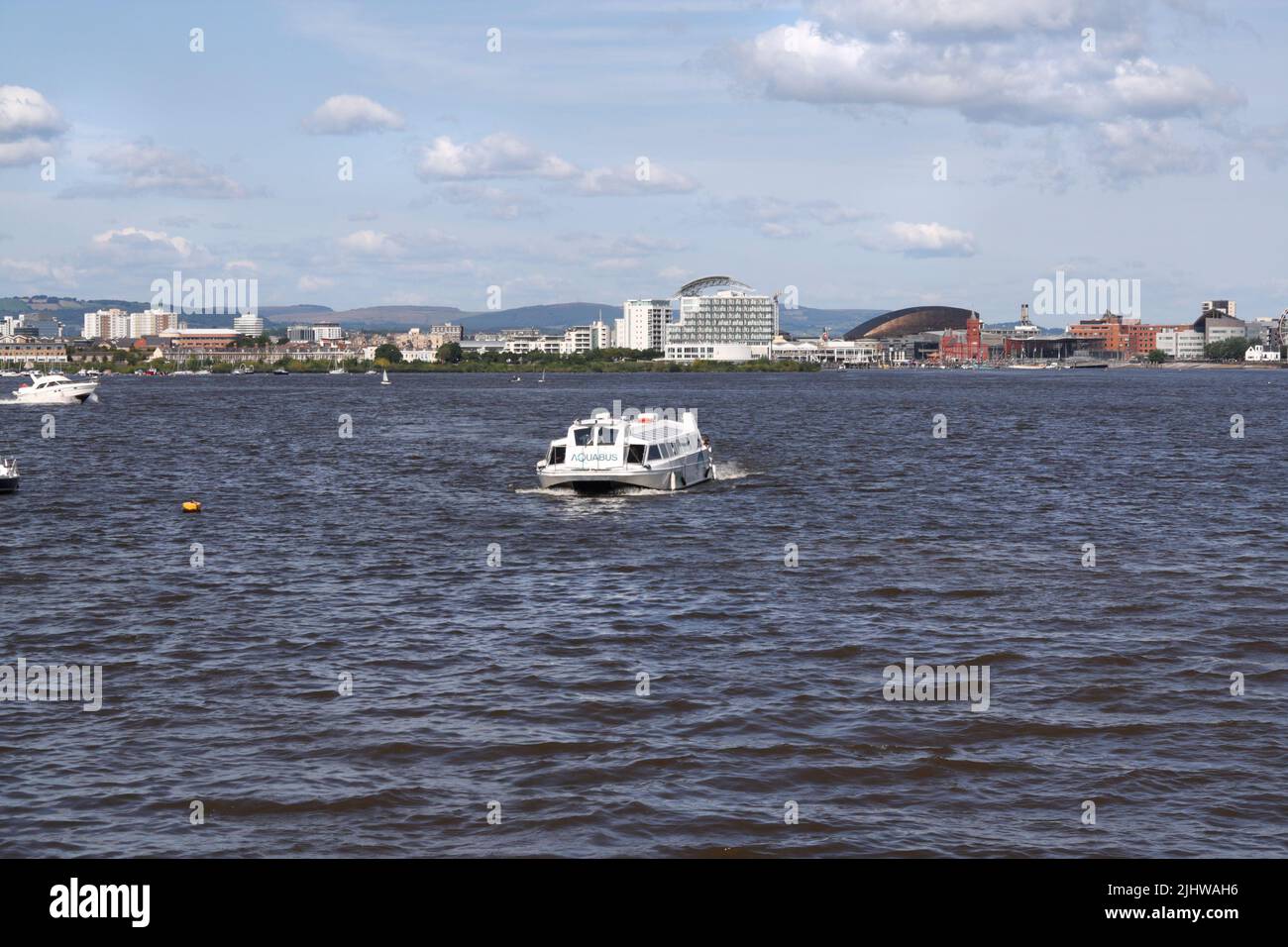 Aquabus reist durch eine abgehackte Cardiff Bay, Wales UK, Gewässer Stockfoto