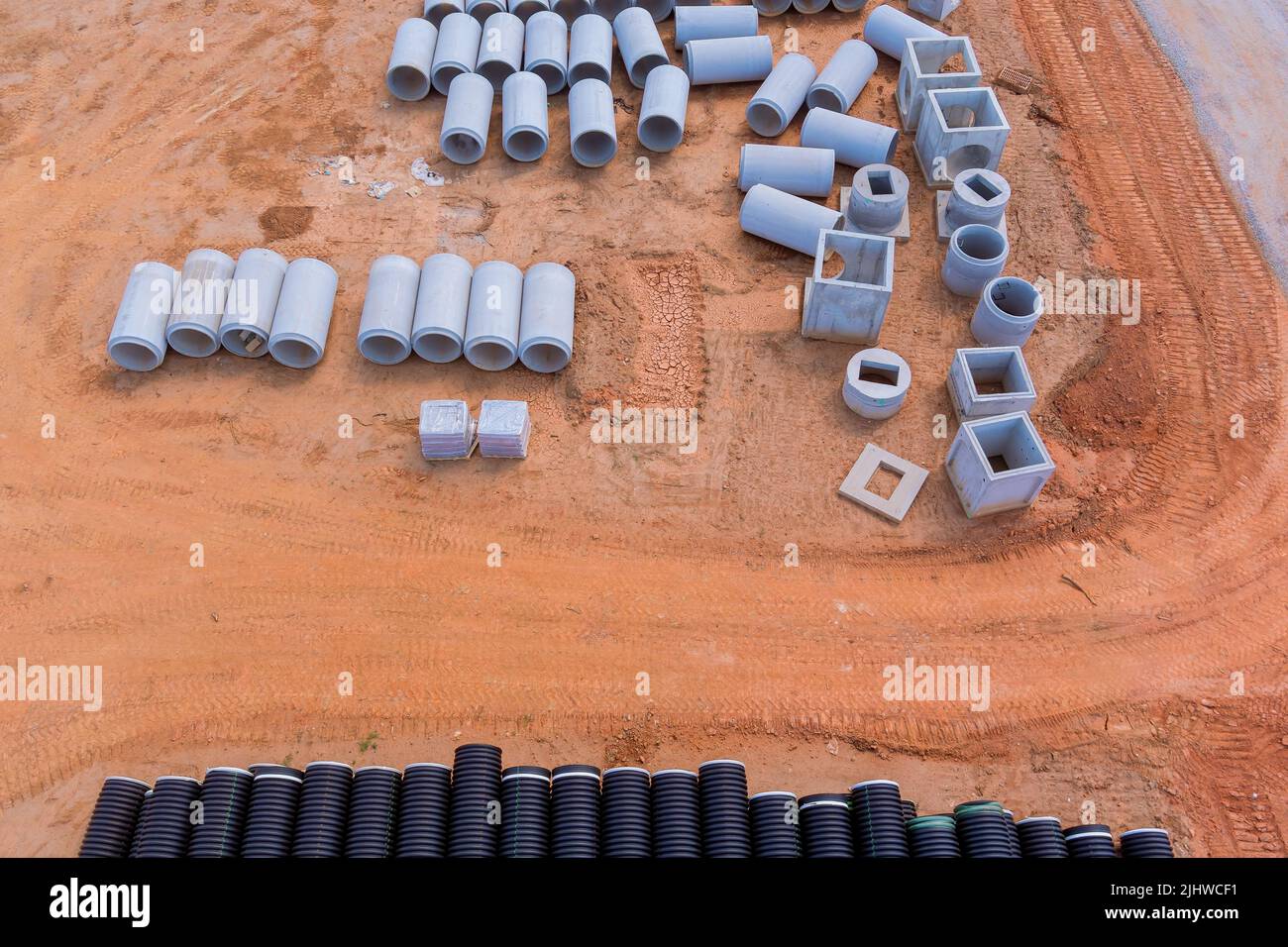 Verwendung von Betonrohren zum Bau von Entwässerungssystemen und großen Zementabwasserkanälen in Industriegebäuden Stockfoto