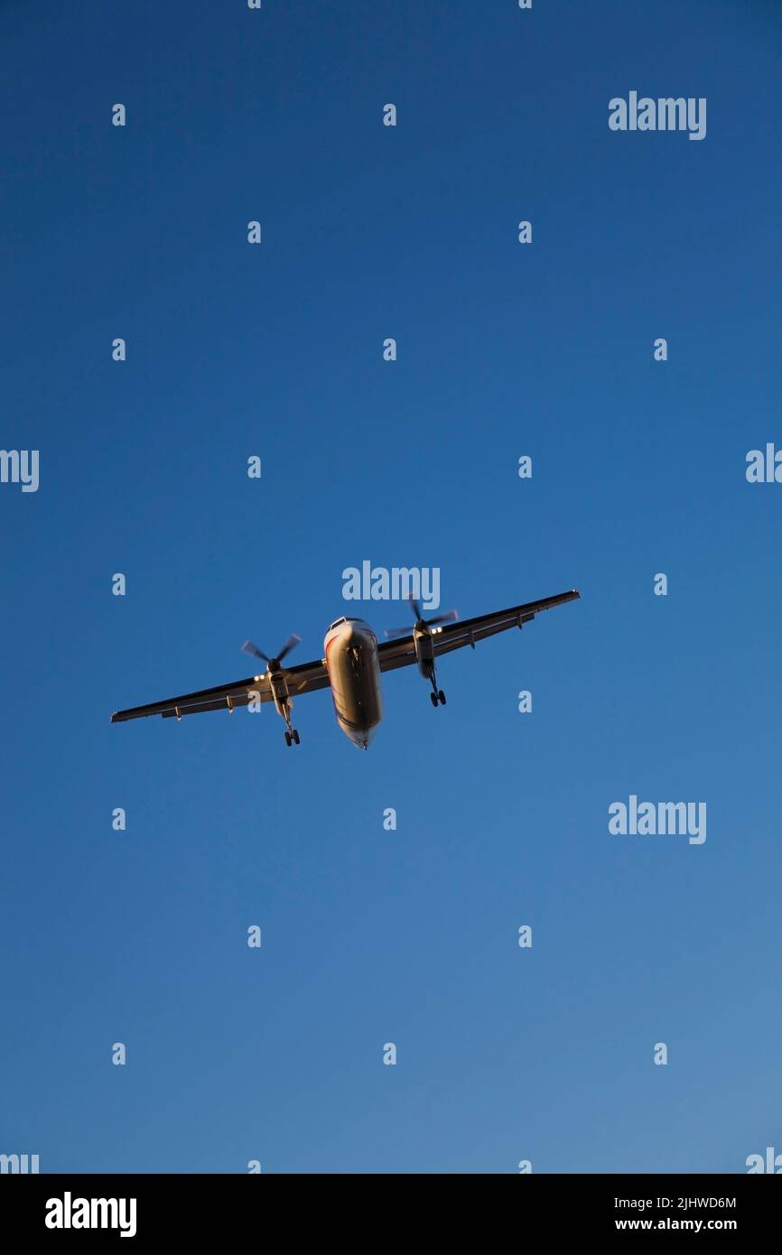 Unterseite eines Turboprop-Flugzeugs bei endgültiger Landeanflug. Stockfoto