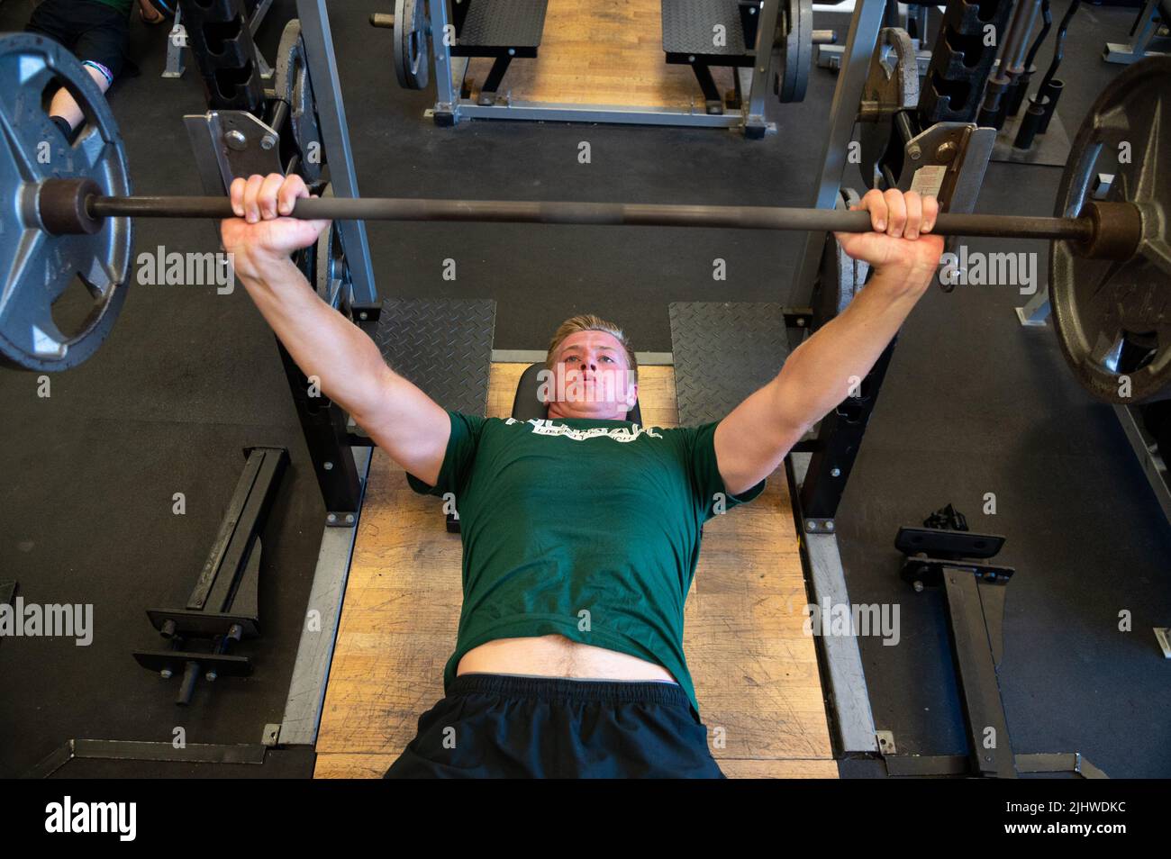 Galt, CA, USA. 20.. Juli 2022. Liberty Ranch Hawk Tight End Cody Smith Workouts im Trainingsraum in galt, Mittwoch, 20. Juli 2022. Mit 6 Fuß 7 will Cody Smith, der einige Saisons durch Verletzungen abgeschnitten hat, vor dem College einen großen Einfluss auf die lokale Sportszene haben. (Bild: © Paul Kitagaki Jr./ZUMA Press Wire) Stockfoto