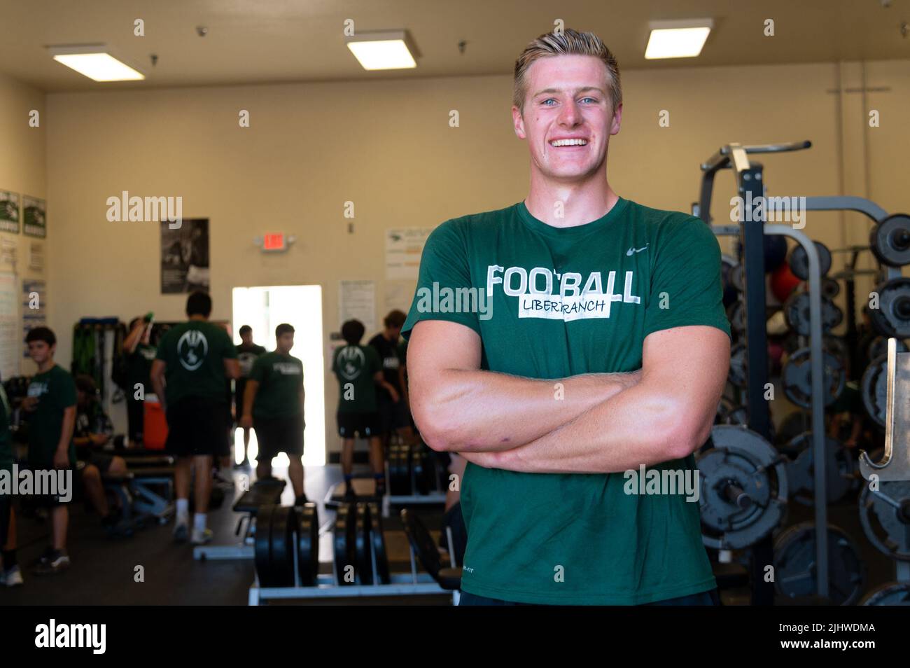 Galt, CA, USA. 20.. Juli 2022. Liberty Ranch Hawk Tight End Cody Smith steht am Mittwoch, den 20. Juli 2022, im Schulungsraum in galt. Mit 6 Fuß 7 will Cody Smith, der einige Saisons durch Verletzungen abgeschnitten hat, vor dem College einen großen Einfluss auf die lokale Sportszene haben. (Bild: © Paul Kitagaki Jr./ZUMA Press Wire) Stockfoto