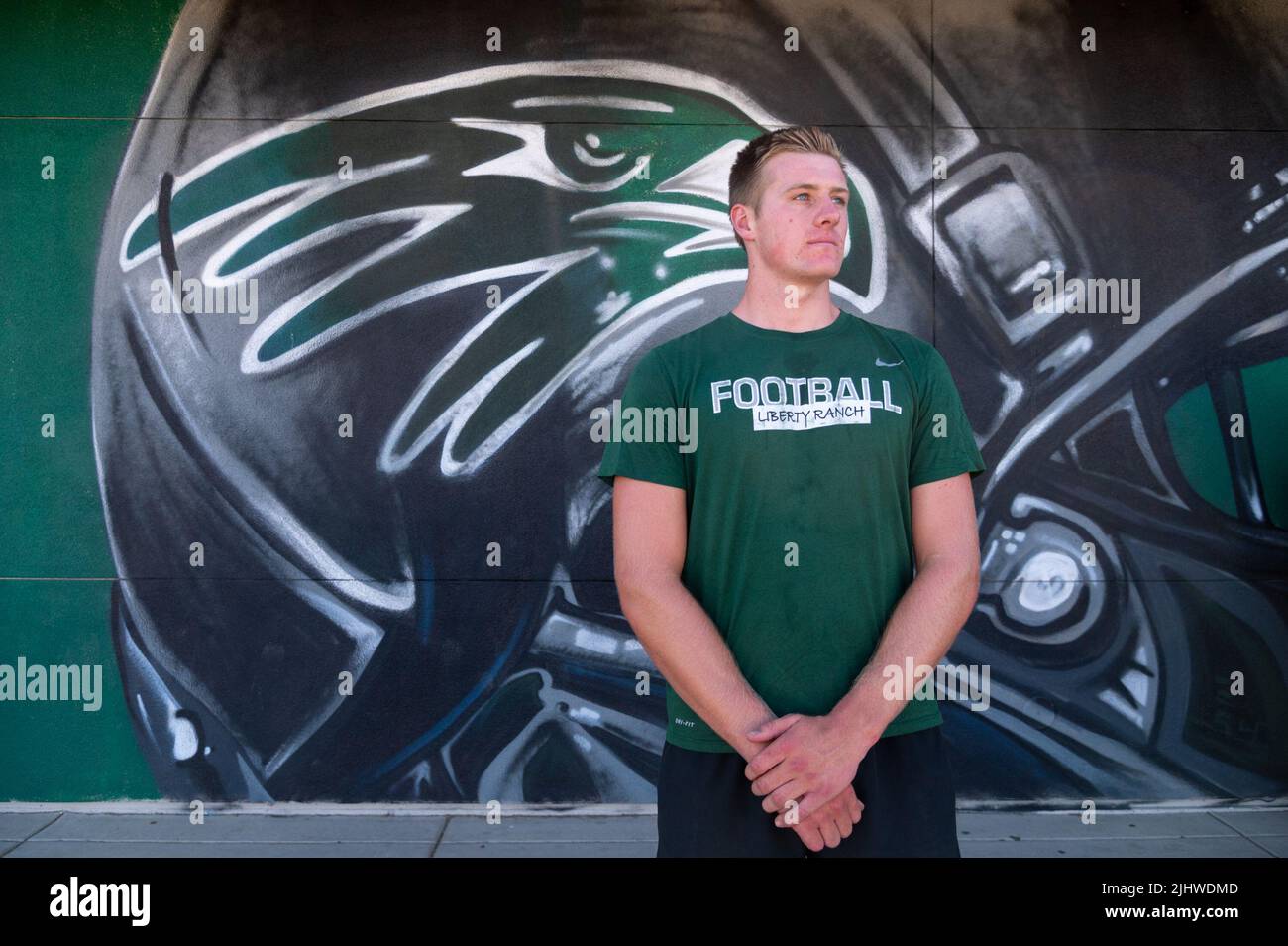 Galt, CA, USA. 20.. Juli 2022. Liberty Ranch Hawk Tight End Cody Smith steht vor dem Hawks-Logo in galt, Mittwoch, 20. Juli 2022. Mit 6 Fuß 7 will Cody Smith, der einige Saisons durch Verletzungen abgeschnitten hat, vor dem College einen großen Einfluss auf die lokale Sportszene haben. (Bild: © Paul Kitagaki Jr./ZUMA Press Wire) Stockfoto