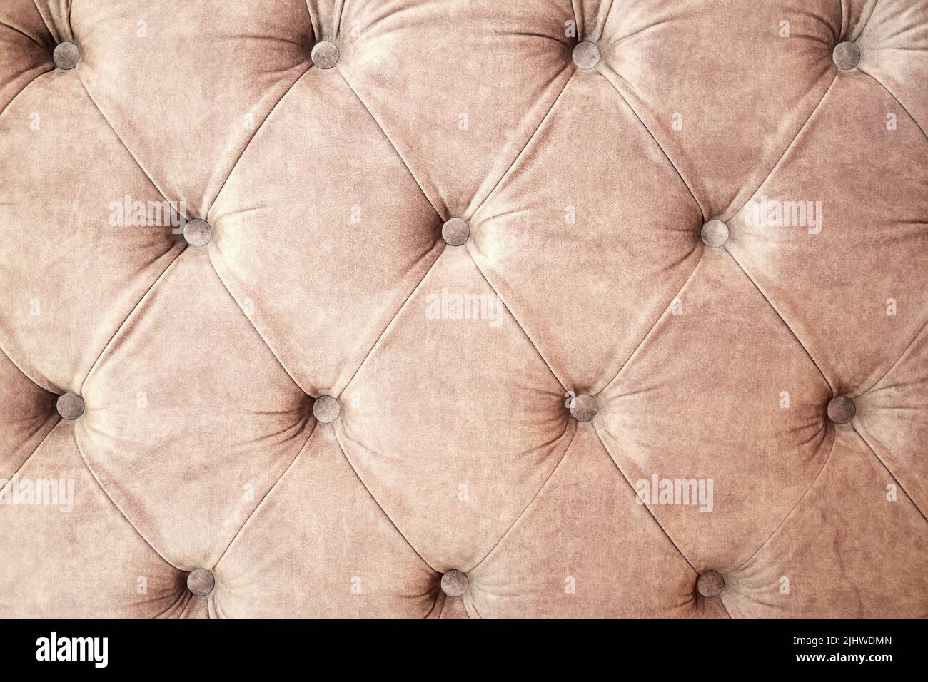 Hintergrund Textur von drapierten Sofa zurück mit Samt und Knöpfen. Abstrakte Innenräume Hintergründe Stockfoto