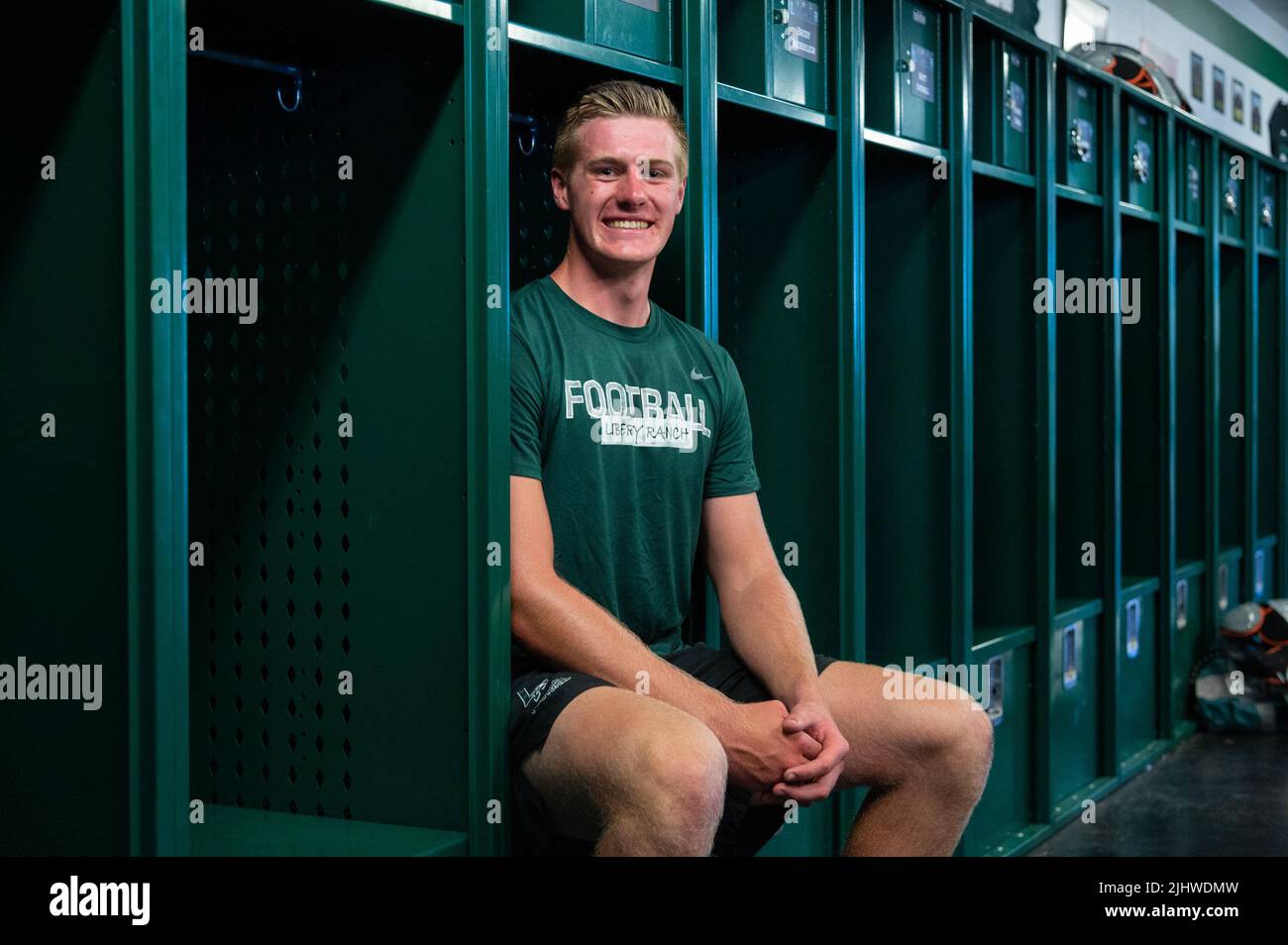 Galt, CA, USA. 20.. Juli 2022. Liberty Ranch Hawk Tight End Cody Smith sitzt in seinem Schließfach in galt, Mittwoch, 20. Juli 2022. Mit 6 Fuß 7 will Cody Smith, der einige Saisons durch Verletzungen abgeschnitten hat, vor dem College einen großen Einfluss auf die lokale Sportszene haben. (Bild: © Paul Kitagaki Jr./ZUMA Press Wire) Stockfoto