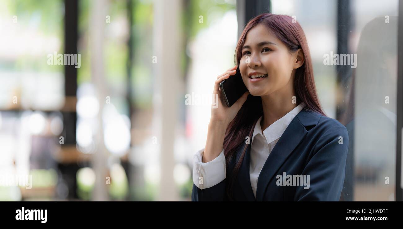 Business Woman schließt KYC mit einem Online-Banking-Programm ab, um ein digitales Sparkonto zu eröffnen. Die Definition von Cyber-Sicherheit. Stockfoto