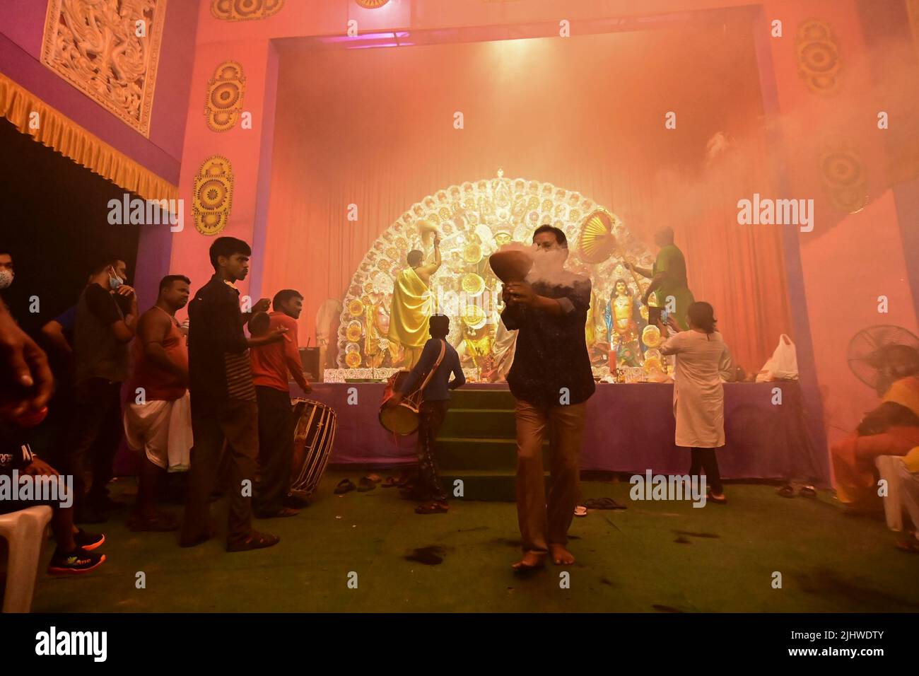 Howrah, Westbengalen, Indien -13. Oktober 2021 : Hindu-Anhänger tanzen Dhunuchi naach, vor der Göttin Durga als Ritual, während Dhaakis Dhaak spielen Stockfoto
