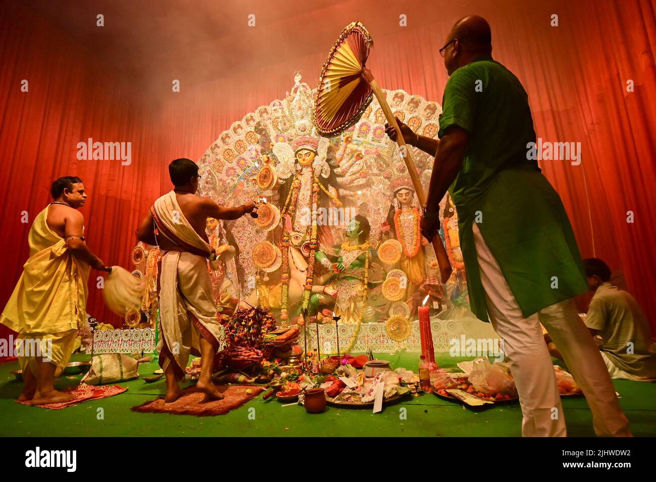 Howrah, Indien -13. Oktober 2021 : Hindu-Priester verehren Göttin Durga mit Panchapradip, Ghanta, Chamor und Handfächer. Ashtami puja aarati . Stockfoto