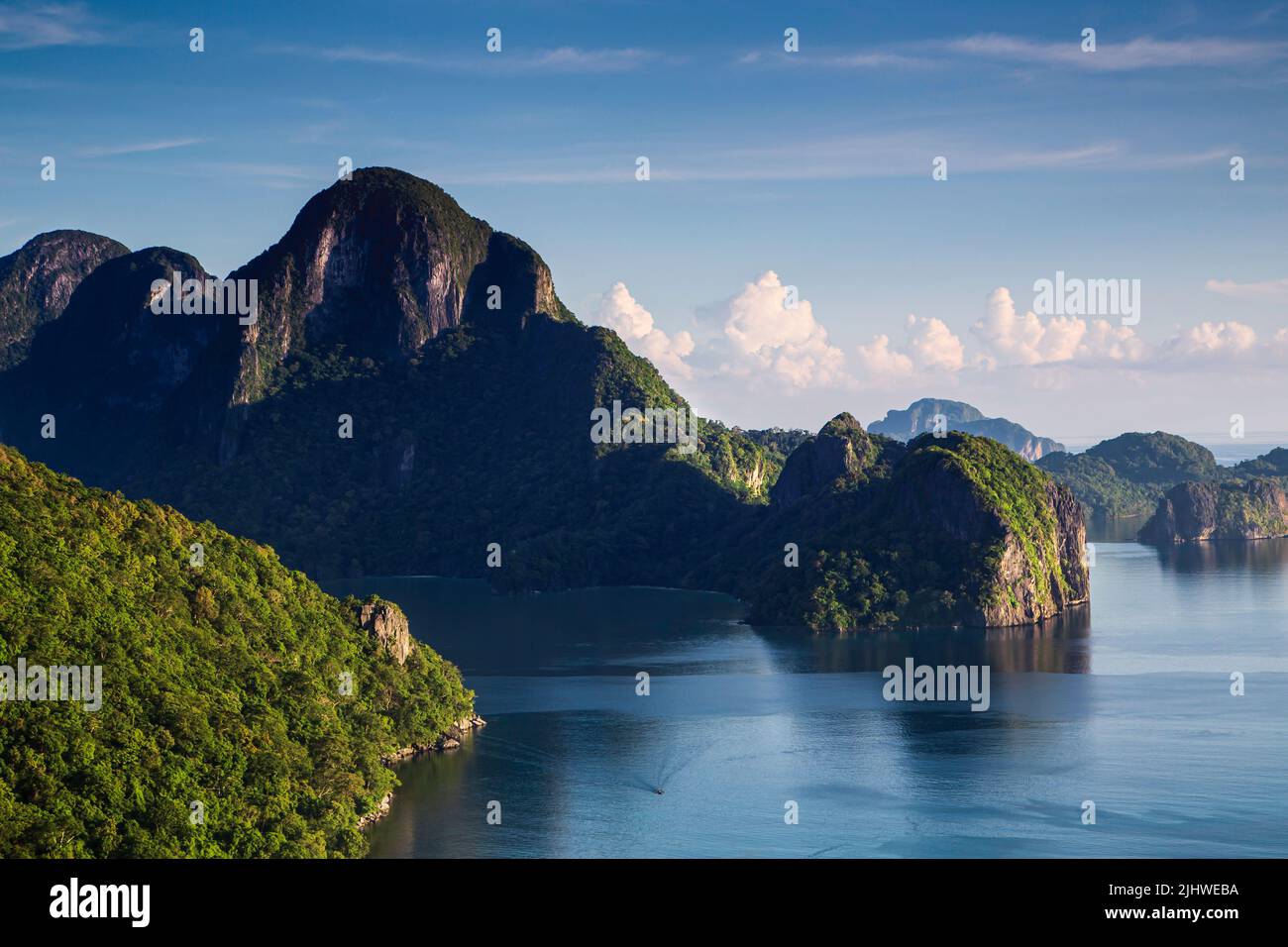 Schöner Sonnenaufgang und Meer in El Nido Palawan auf den Philippinen Stockfoto