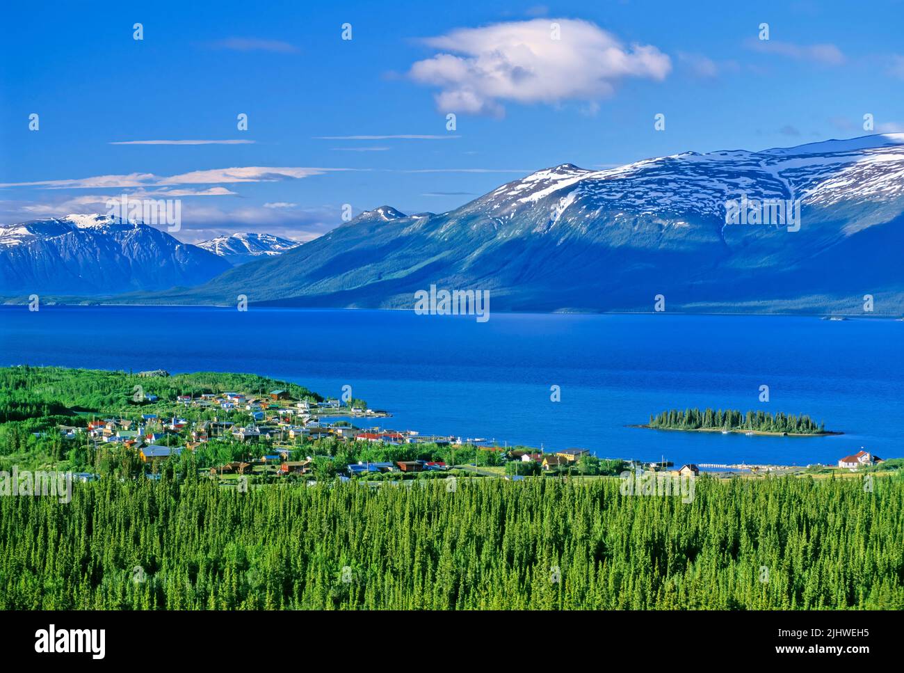 Ein landeindlicher Blick auf die kleine Stadt Atlin, die am Ufer des Atlin Lake im Norden von British Columbia, Kanada, liegt. Stockfoto