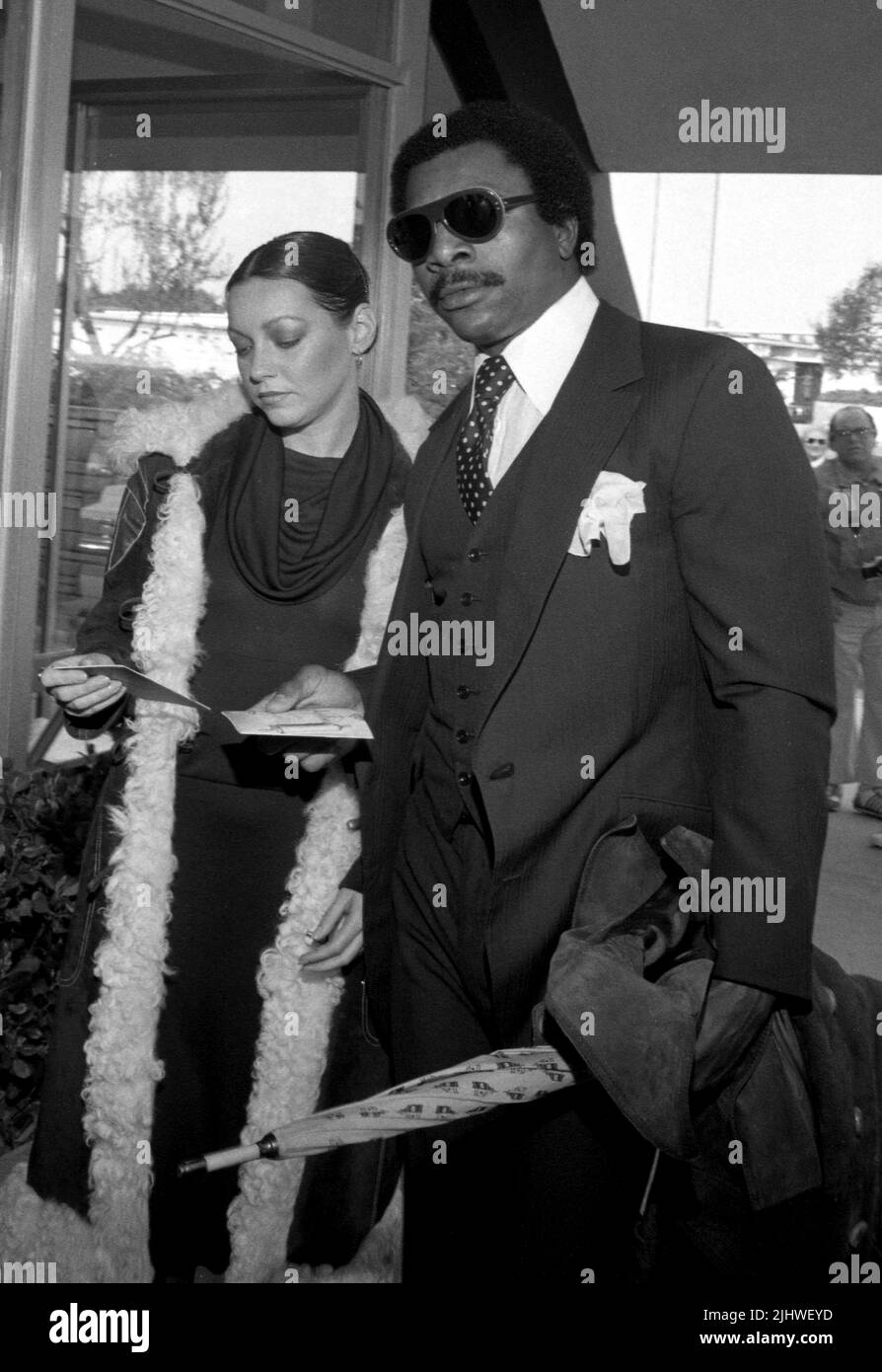 Carl Weathers am 17. Februar 1980 im Hillside Memorial Park in Los Angeles, Kalifornien, auf der Beerdigung für David Janssen Quelle: Ralph Dominguez/MediaPunch Stockfoto