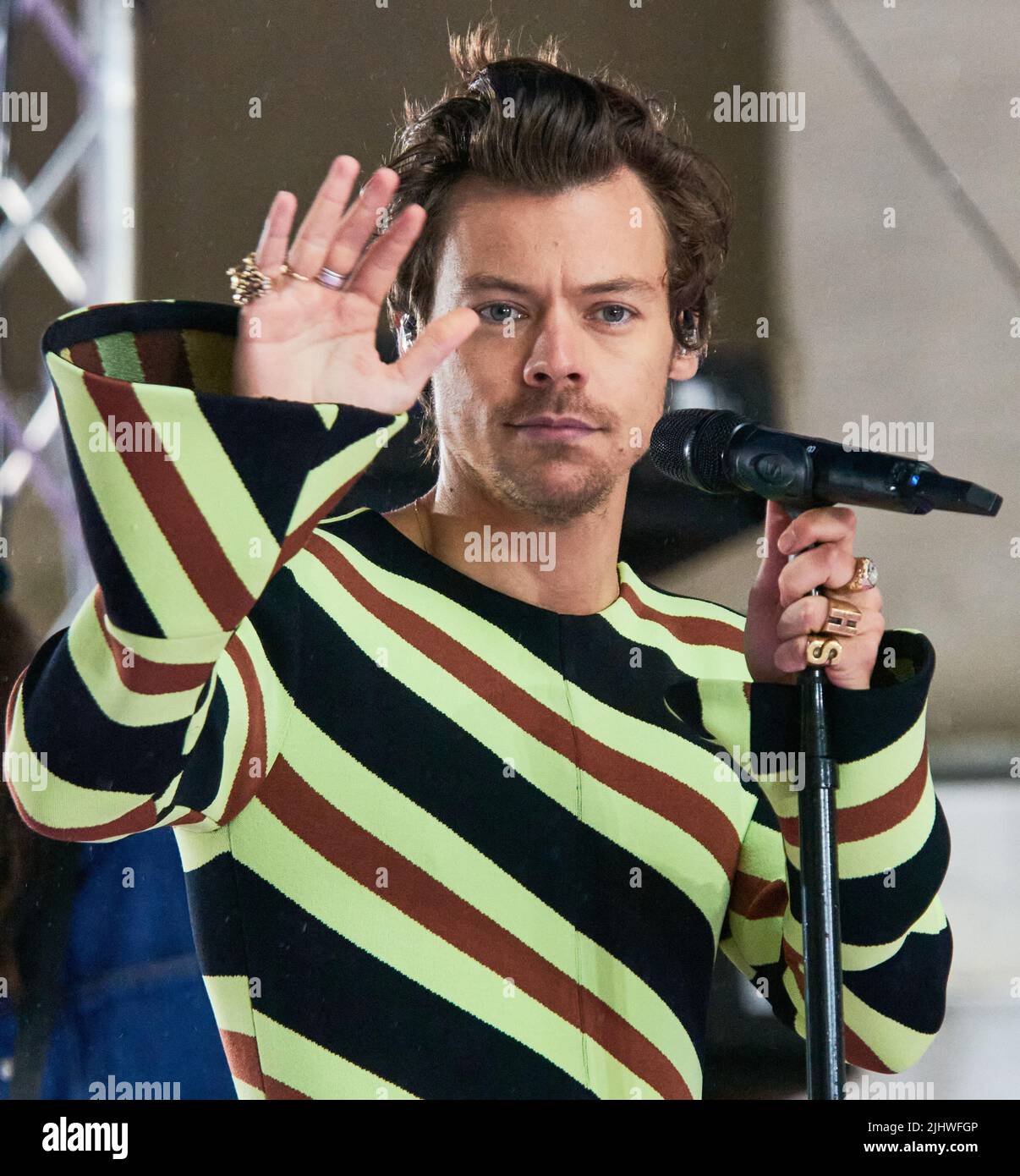 NEW YORK, NY, USA - 19. MAI 2022: Harry Styles tritt auf der "Today" Show Concert Series von NBC auf der Rockefeller Plaza auf. Stockfoto