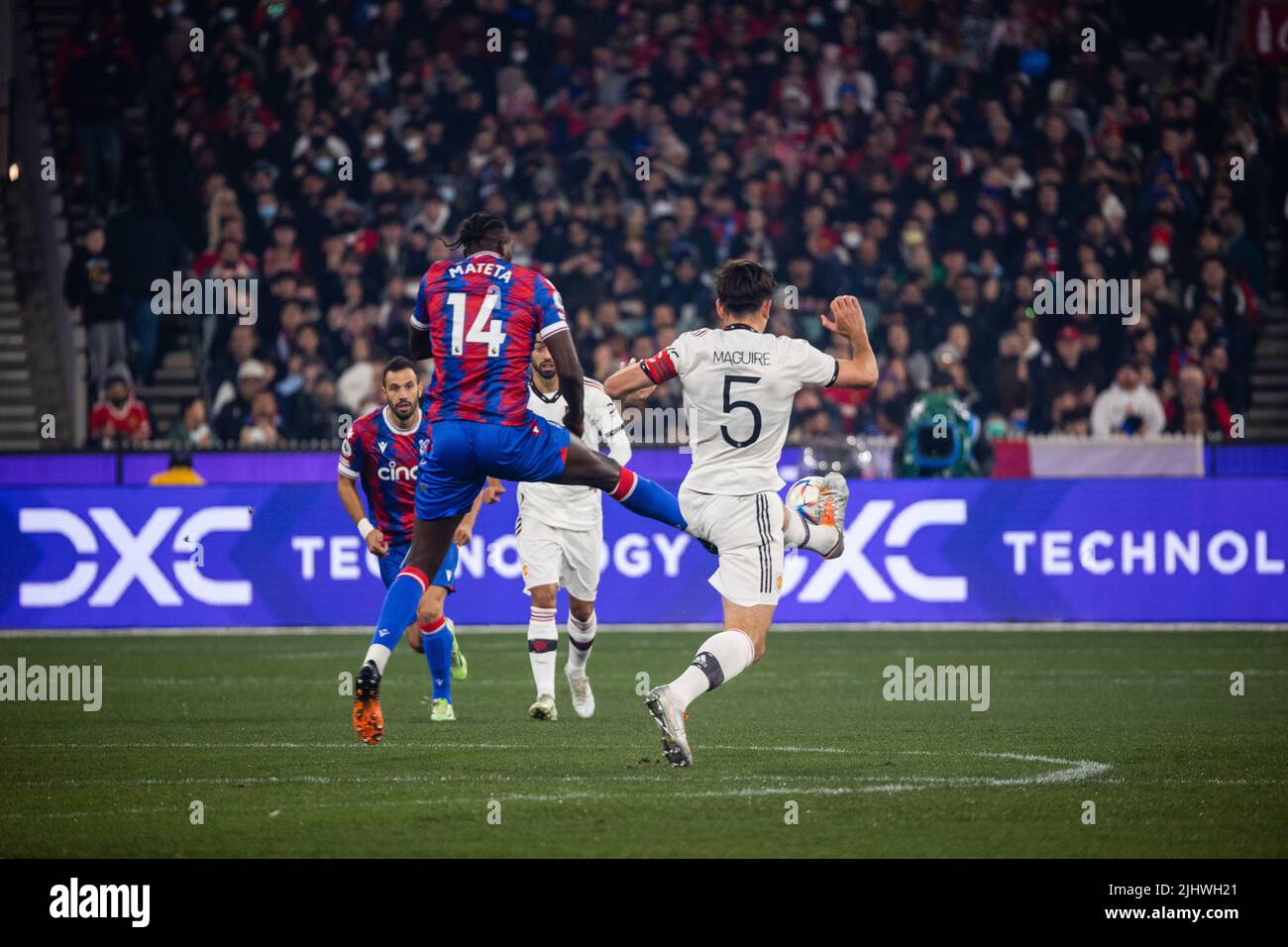 Melbourne, Australien. 19.. Juli 2022. Jean-Philippe Mateta (L) von Crystal Palace kämpft im Vorsaison-Freundschaftsspiel zwischen Manchester United und Crystal Palace auf dem Melbourne Cricket Ground gegen Harry Maguire (R) von Manchester United. Manchester United besiegte Crystal Palace 3-1. (Foto von George Hitchens/SOPA Images/Sipa USA) Quelle: SIPA USA/Alamy Live News Stockfoto