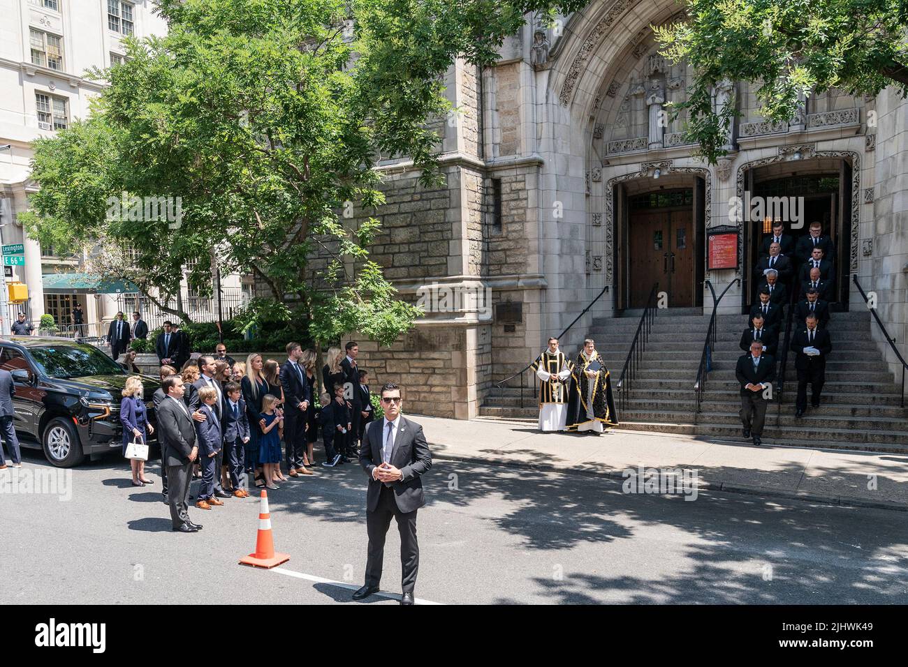 Kinder und Enkel des ehemaligen Präsidenten Donald Trump und Ivana Trump sehen zu, wie ein Sarg mit Ivana Trumps Körper an die St. Vincent Ferrer Kirche geliefert wird. Ivana Trump, ehemalige Ehefrau des ehemaligen Präsidenten Donald Trump, starb am 14. Juli 2022 in ihrem 73-jährigen Haus. An der Beerdigung nahmen der ehemalige Präsident Donald Trump und seine Frau Melania Trump und ihr Sohn Barron sowie Kinder von Donald Trump und Ivana Trump Ivankam Eric und Donald Jr und ihre Familien einschließlich Kinder Teil. (Foto von Lev Radin/Pacific Press) Stockfoto