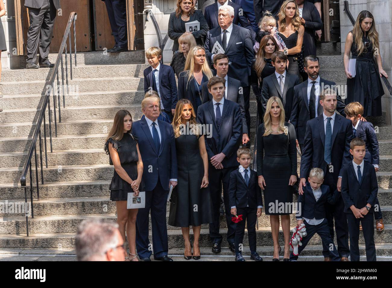 Harrison, New Jersey, USA. 20.. Juli 2022. Der ehemalige Präsident Donald Trump, Melania Trump, Kinder und Enkelkinder sehen in der St. Vincent Ferrer Church als Schatulle mit Ivana Trumps Körper, der in den Leichenwagen geladen ist. Ivana Trump, ehemalige Ehefrau des ehemaligen Präsidenten Donald Trump, starb am 14. Juli 2022 in ihrem 73-jährigen Haus. An der Beerdigung nahmen der ehemalige Präsident Donald Trump und seine Frau Melania Trump und ihr Sohn Barron sowie Kinder von Donald Trump und Ivana Trump Ivankam Eric und Donald Jr und ihre Familien einschließlich Kinder Teil. (Bild: © Lev Radin/Pacific Press via ZUMA Stockfoto