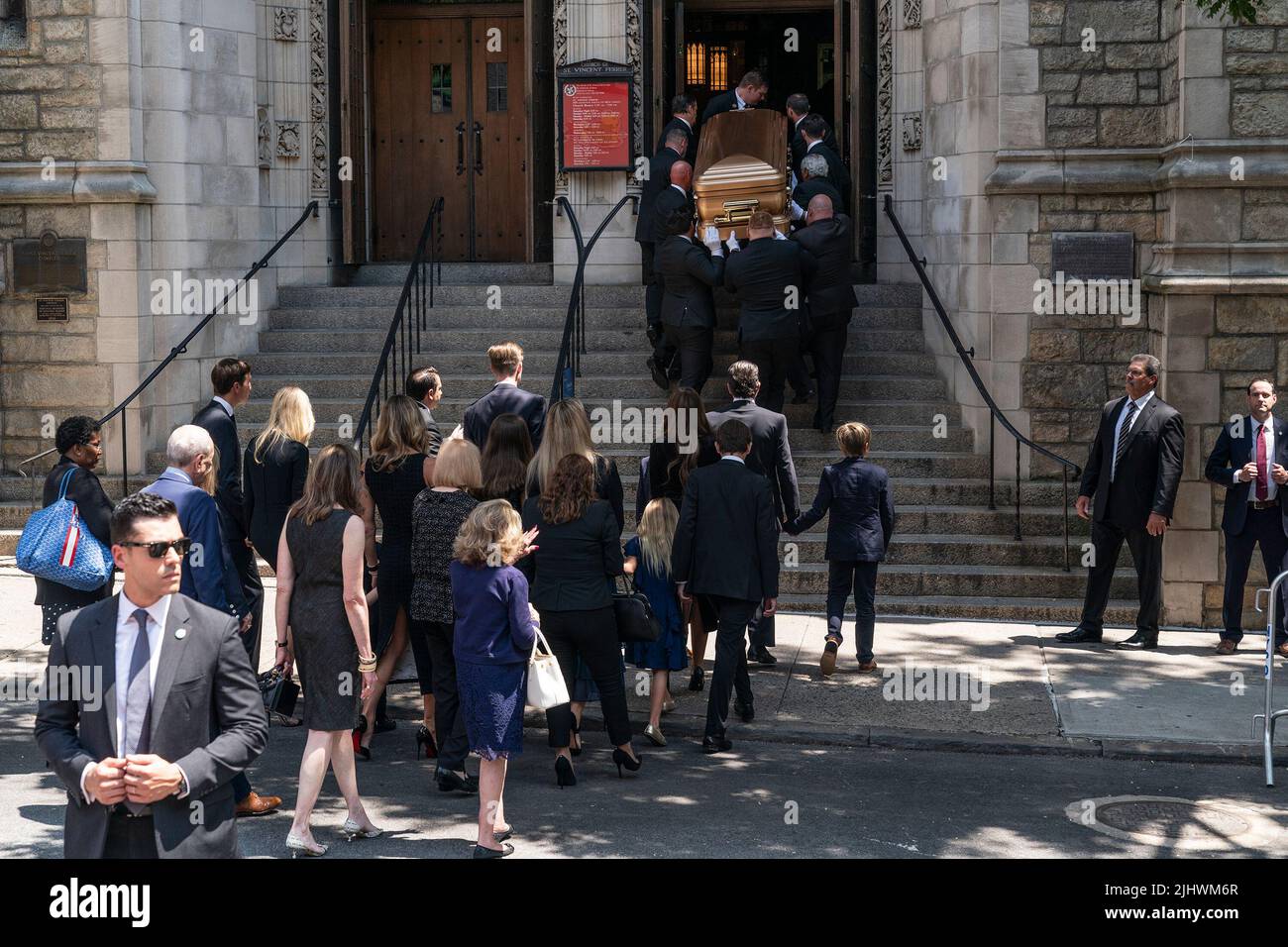 Harrison, New Jersey, USA. 20.. Juli 2022. Kinder und Enkelkinder des ehemaligen Präsidenten Donald Trump und Ivana Trump nach einem Sarg mit Ivana Trumps Leichnam in die St. Vincent Ferrer Kirche geladen. Ivana Trump, ehemalige Ehefrau des ehemaligen Präsidenten Donald Trump, starb am 14. Juli 2022 in ihrem 73-jährigen Haus. An der Beerdigung nahmen der ehemalige Präsident Donald Trump und seine Frau Melania Trump und ihr Sohn Barron sowie Kinder von Donald Trump und Ivana Trump Ivankam Eric und Donald Jr und ihre Familien einschließlich Kinder Teil. (Bild: © Lev Radin/Pacific Press via ZUMA Press Stockfoto