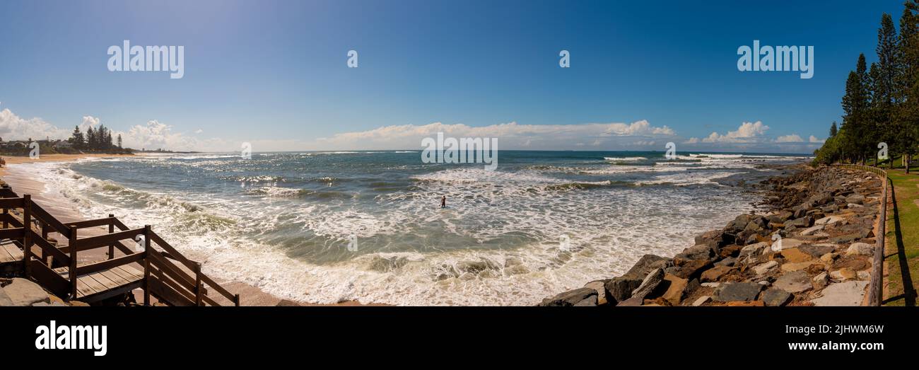 Blick auf den Strand an der Sunshine Coast, Queensland, Australien an einem wunderschönen Tag mit blauem Himmel. Stockfoto