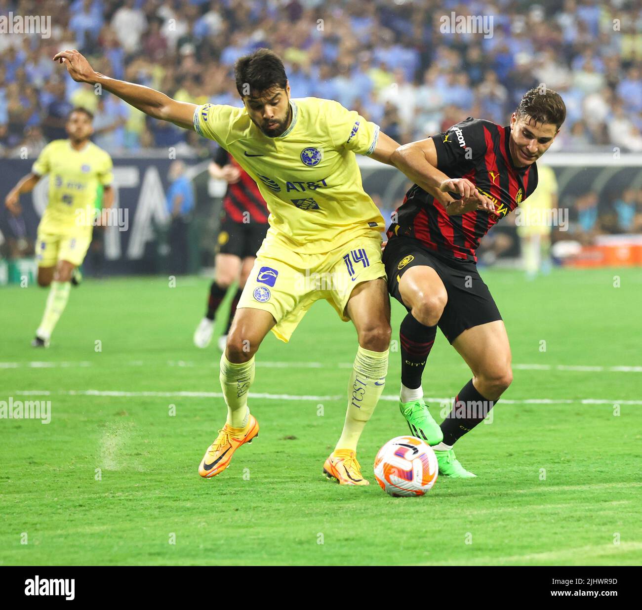 Houston, Texas, USA. 20.. Juli 2022. Club América Verteidiger NESTOR ARAUJO (14) übernimmt am 20. Juli 2022 in Houston, Texas, die Kontrolle von Julian ALVAREZ (19), dem Stürmer von Manchester City und Club America. (Bild: © Scott Coleman/ZUMA Press Wire) Bild: ZUMA Press, Inc./Alamy Live News Stockfoto