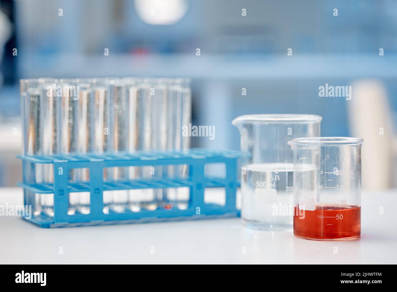 Modernste Ausrüstung. Ein leeres Labor mit nur einem Tablett mit Reagenzgläsern und Flüssigkeit auf dem Tisch. Stockfoto