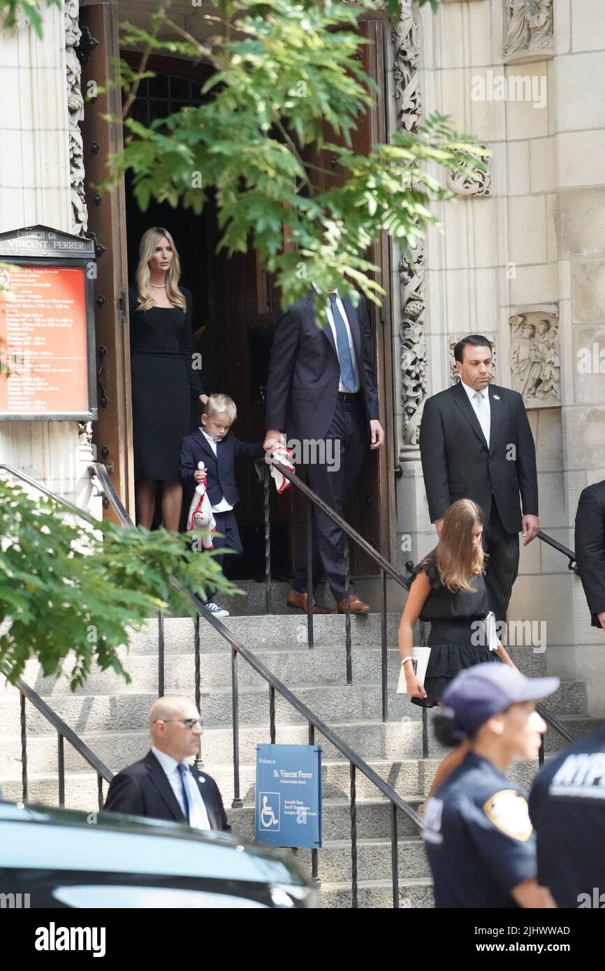 New York, Usa. 19.. Juli 2022. Ivanka Trump und ihr Sohn verlassen die St. Vincent Ferrer Catholic Church in New York City, nachdem der Sarg ihrer Mutter Ivana nach dem Trauerdienst durchgeführt wurde. Ivana Trump, die Ex-Frau des ehemaligen Präsidenten Donald Trump, starb an den Verletzungen infolge eines Sturzes, sagte das New Yorker Büro des Chefarztes für medizinische Untersuchungen. (Foto von Catherine Nance/SOPA Images/Sipa USA) Quelle: SIPA USA/Alamy Live News Stockfoto