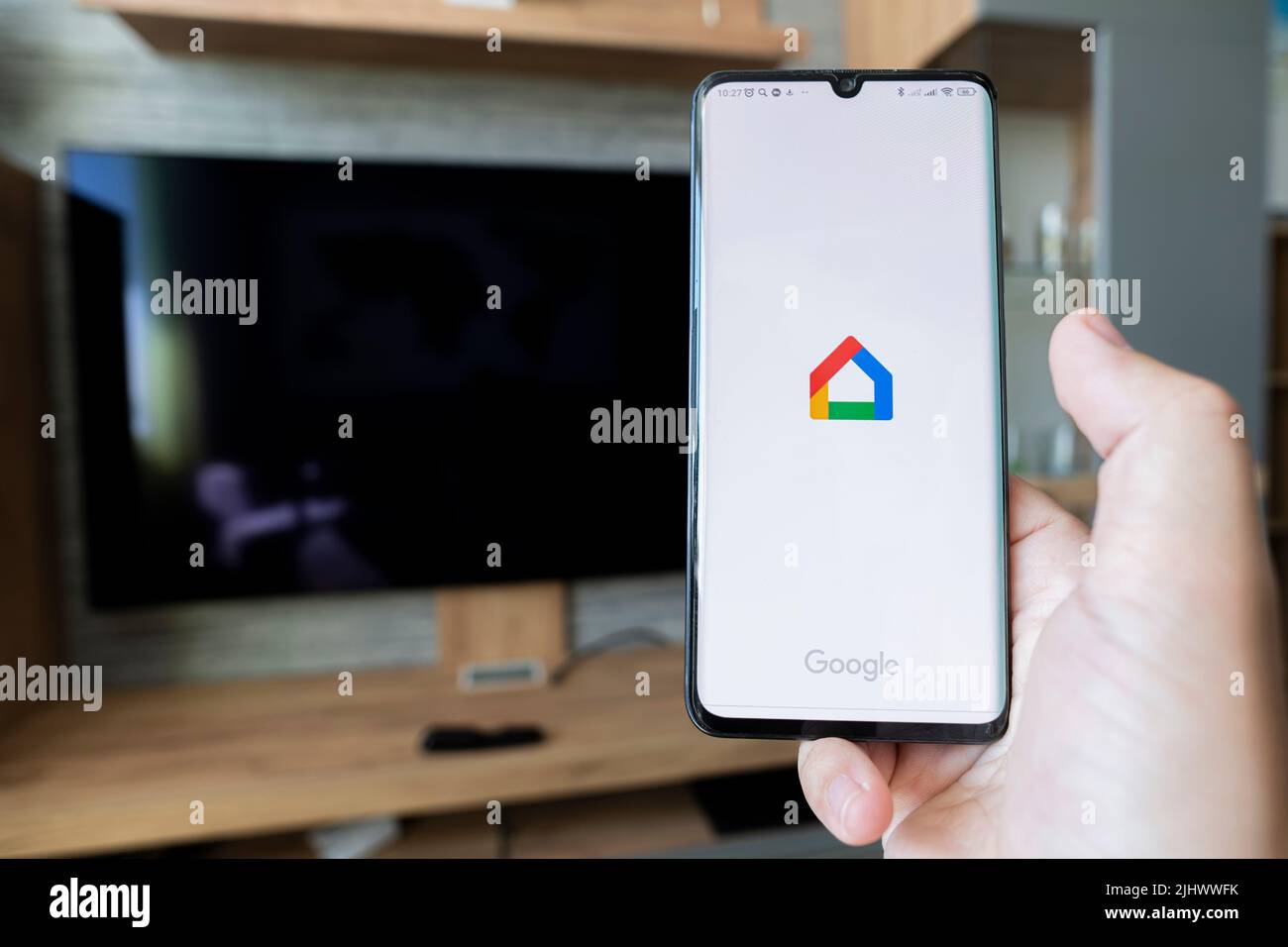 Barnaul. Russland. Juni 21 2022: google-Home-Anwendung auf dem Smartphone-Bildschirm, um intelligente Geräte im Apartment-Raum zu steuern Stockfoto