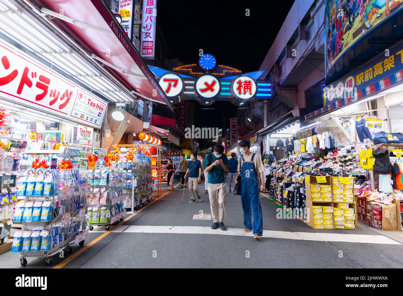 Ueno, Japan - 5. September 2020: Die Menschen gehen durch die geschäftige Marktstraße in Ueno. Stockfoto