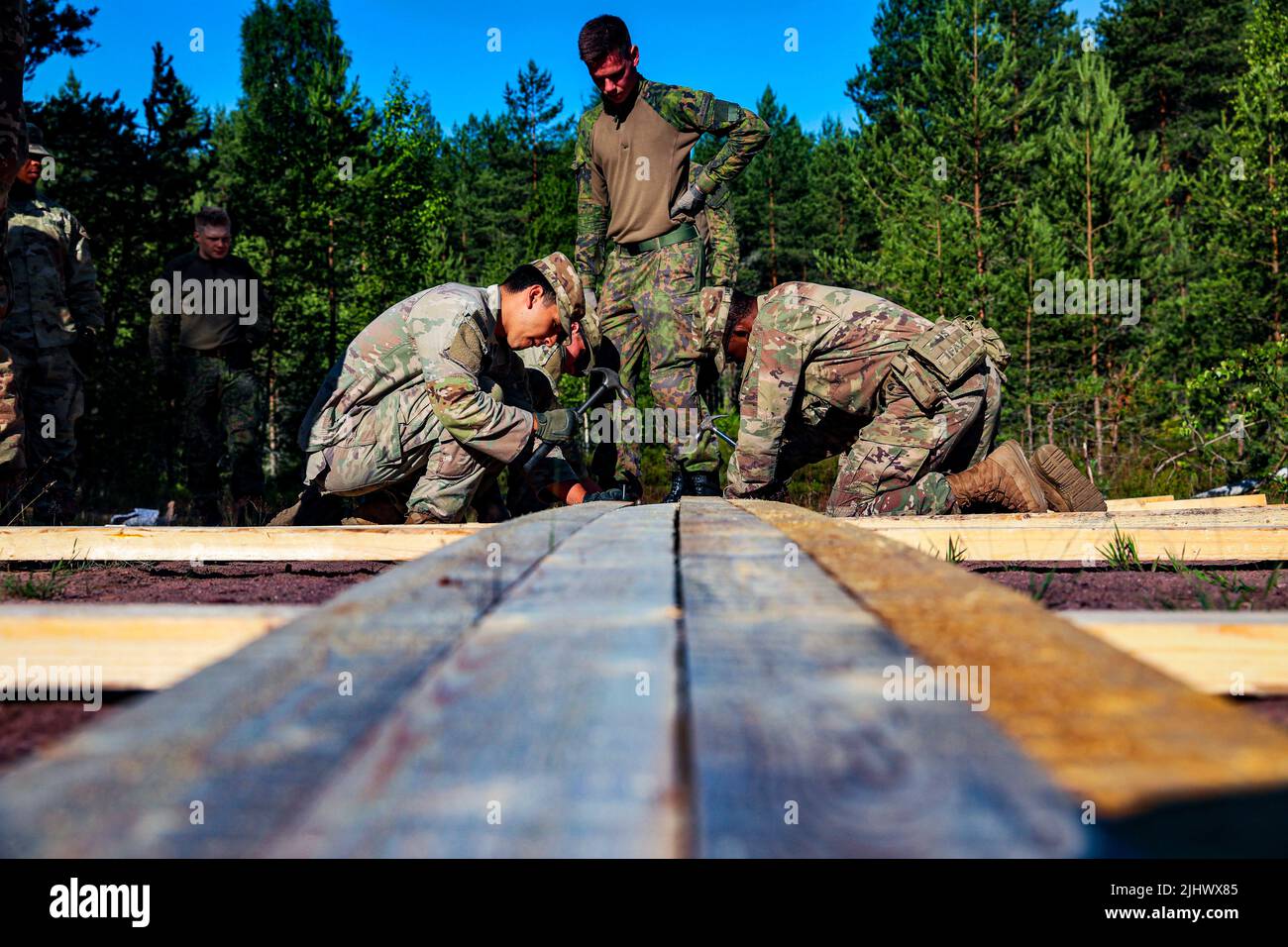 11. Juli 2022 - Sakyla, Finnland - Ein finnischer Soldat, der der Pori Brigade zugewiesen wurde, und US-Soldaten, die der 4.. Staffel, dem 10.. Kavallerieregiment, dem Kampfteam der 3.. Panzerbrigade, der 4.. Infanteriedivision, zugewiesen wurden, errichteten die Holzbrücke während des finnischen Wasserübergangs-Trainings in SÃ¤kylÃ¤, Finnland, 12. Juli 2022. Das Kampfteam der Panzerbrigade 3., die Infanterie-Division 4. und die Pori-Brigade der finnischen Armee begannen in Finnland mit Sommertrainings, um die Beziehungen zu stärken und die Interoperabilität zwischen den beiden Nationen zu fördern. (Foto von Sgt. Andrew Greenwood) (Bildquelle: © U.S. Army/ZUMA Press Wire Serv Stockfoto