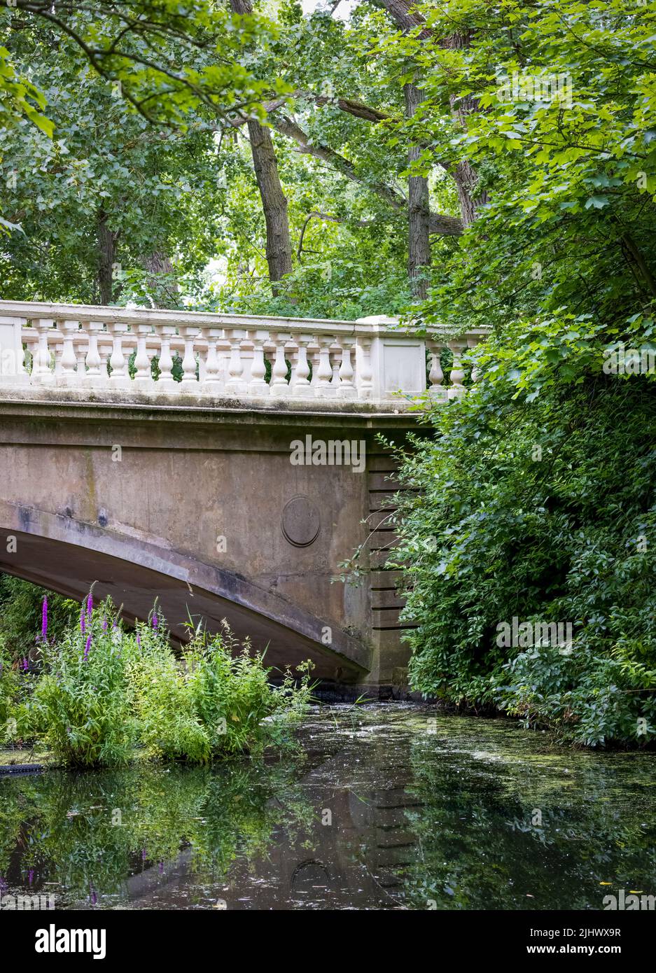 Alte Steinbrücke über einen See in Stanley Park, Blackpool, Lancashire, Großbritannien Stockfoto