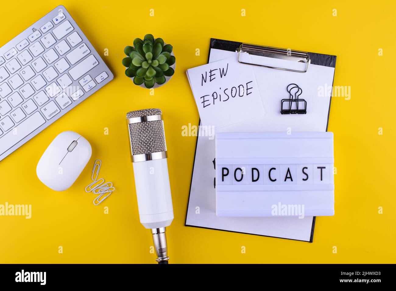 Podcast neues Episodenkonzept mit Mikrofon Stockfoto